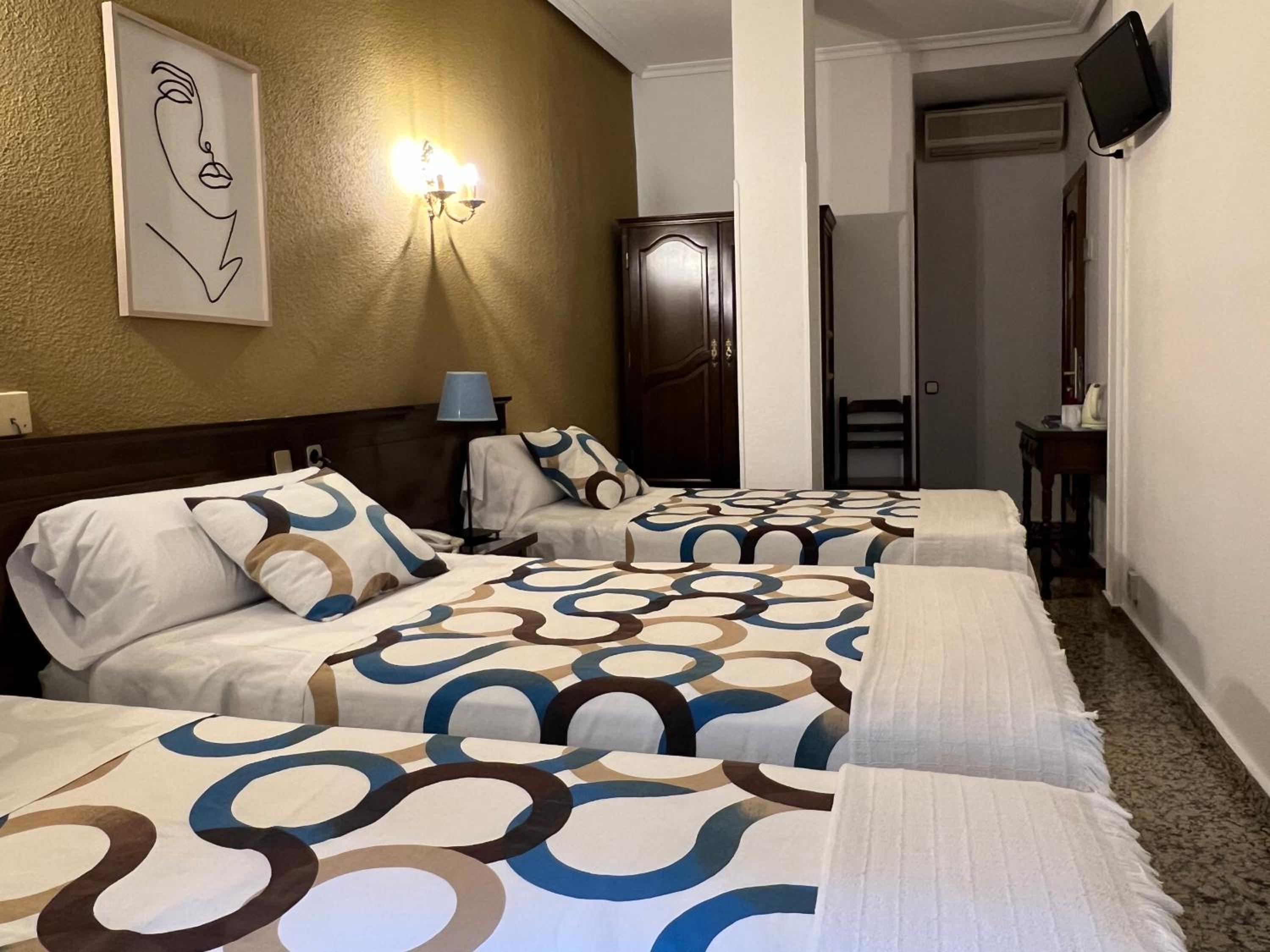 Twin Room with Extra Bed - Photo 2