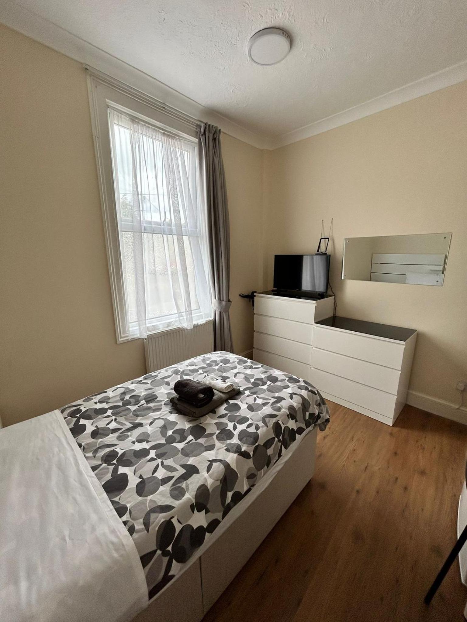 Single Room with Shared Shower and Toilet photo 3