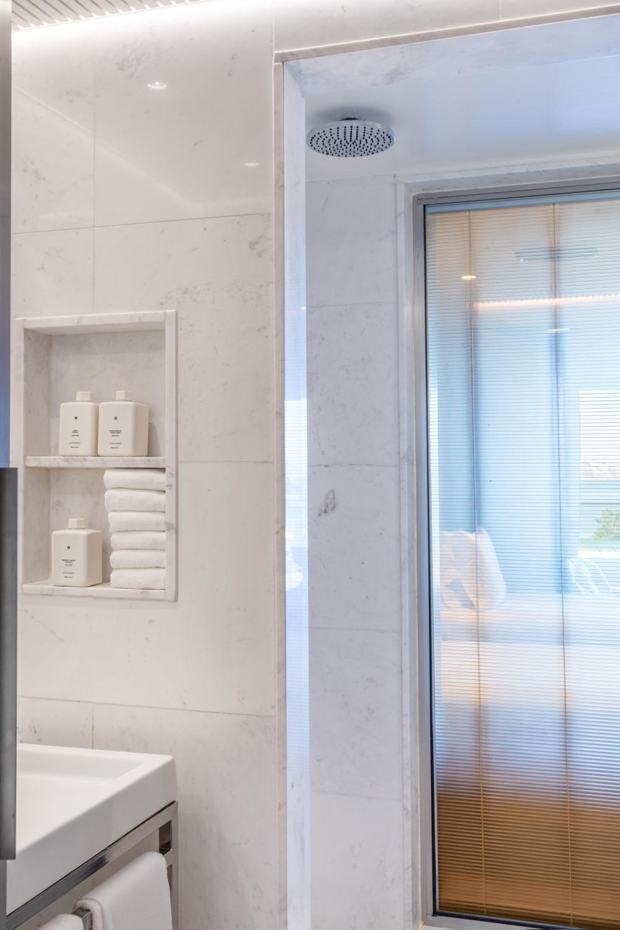 Deluxe Twin Room with Sea View - Photo 4