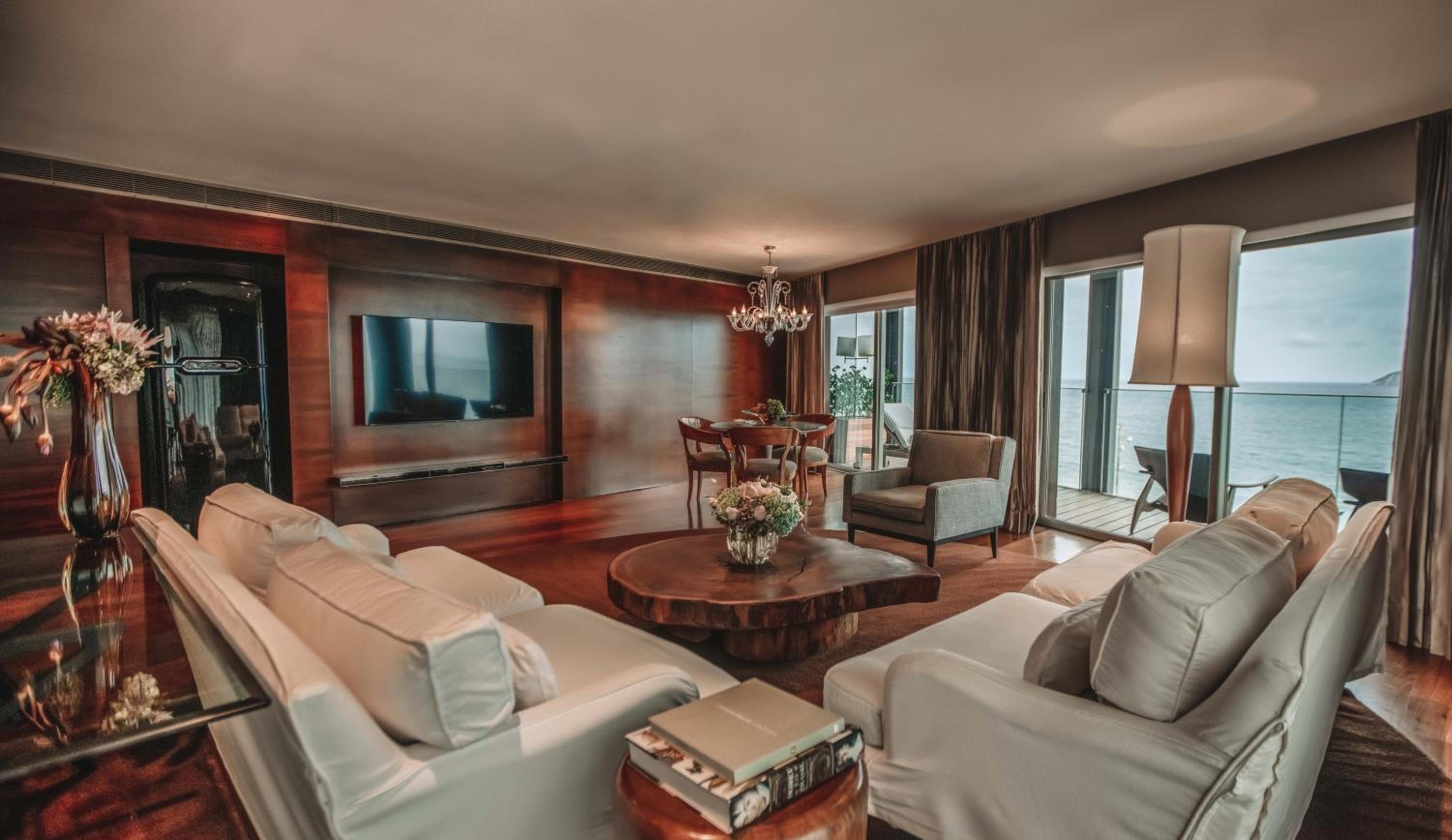 Deluxe Suite with Sea View - Photo 4