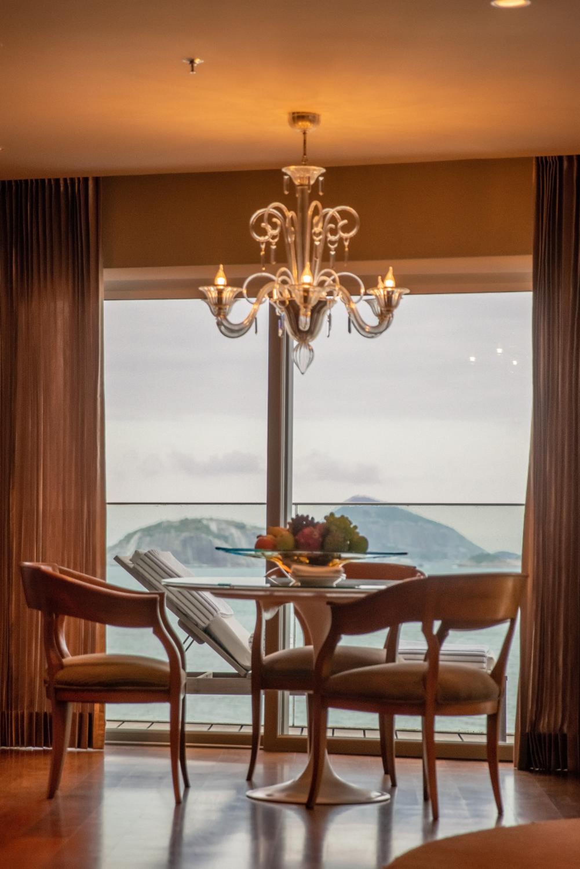 Deluxe Suite with Sea View - Photo 3