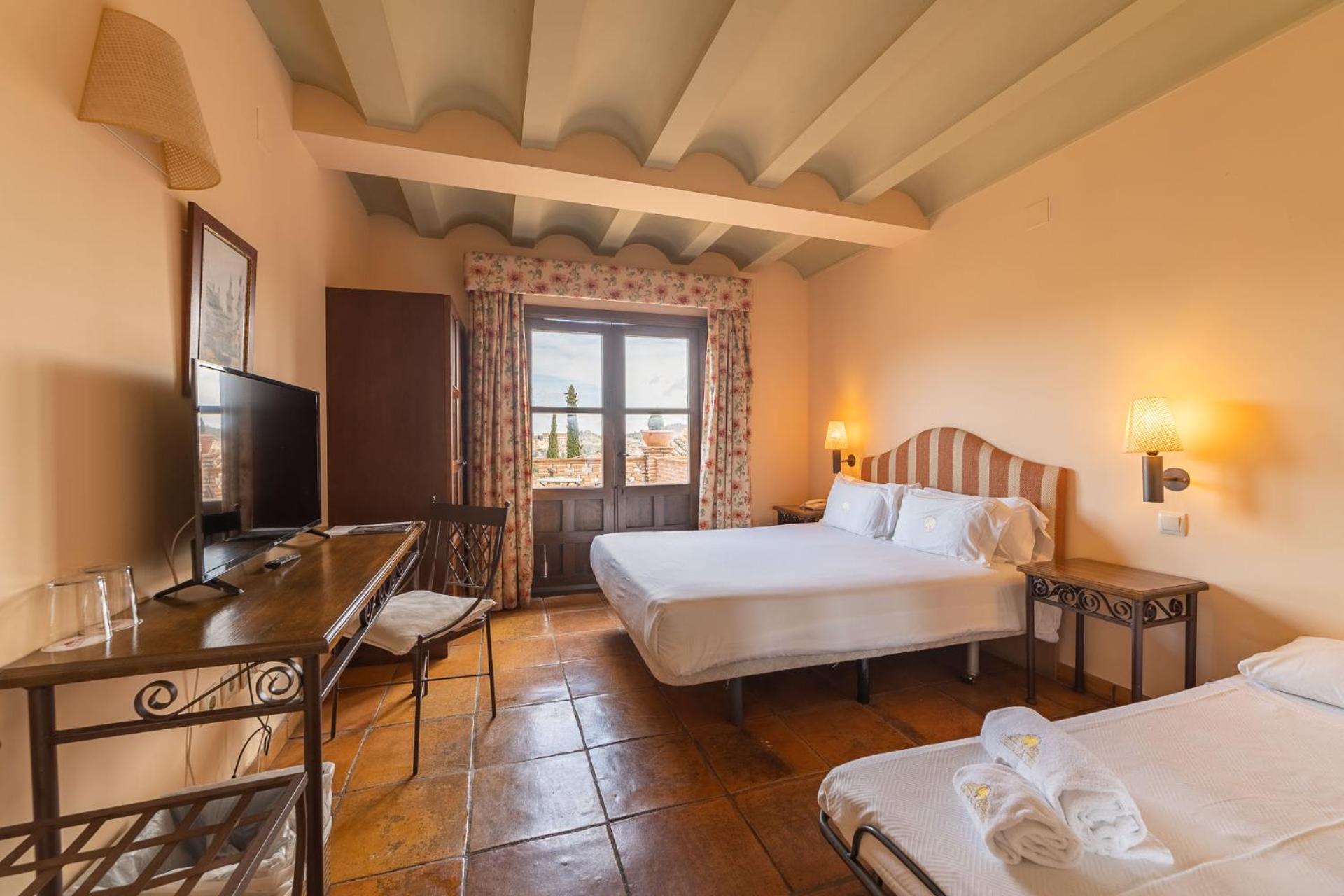 Habitación Doble o Twin con cama supletoria (2 adultos + 1 niño) con terraza