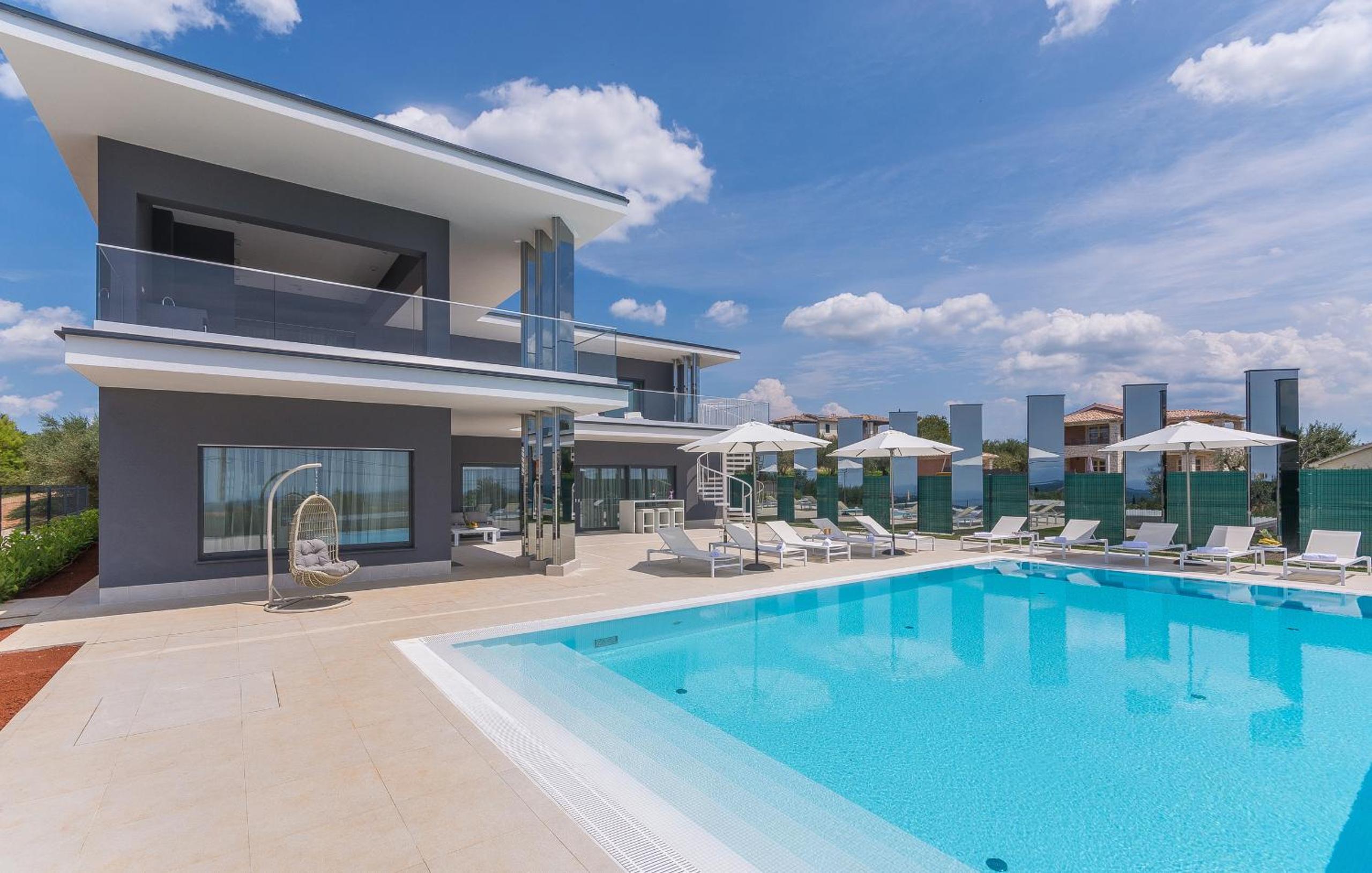 Five-Bedroom Villa photo 3
