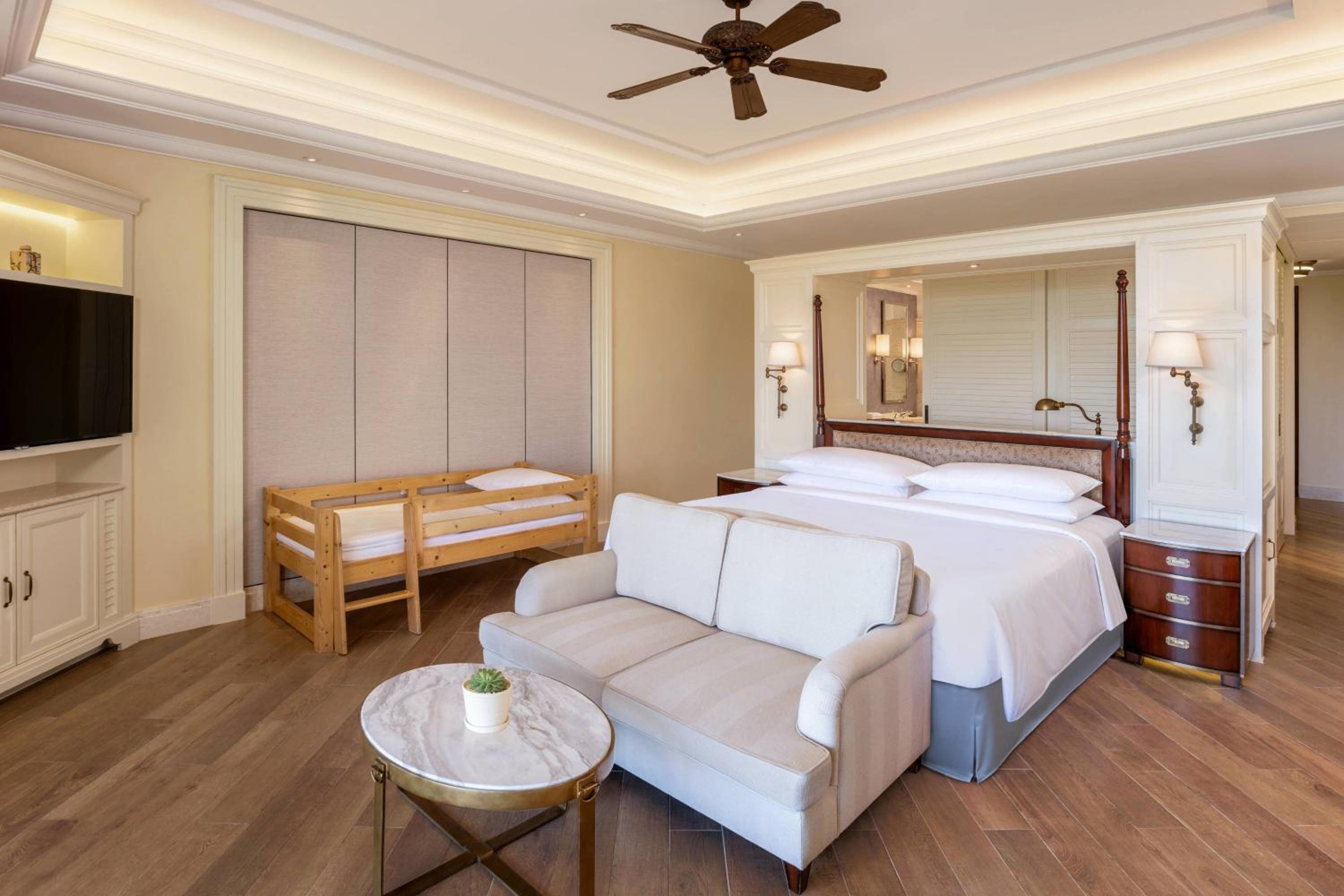 Family Room, Guest room, 1 King, Garden view, Balcony  - Photo 3