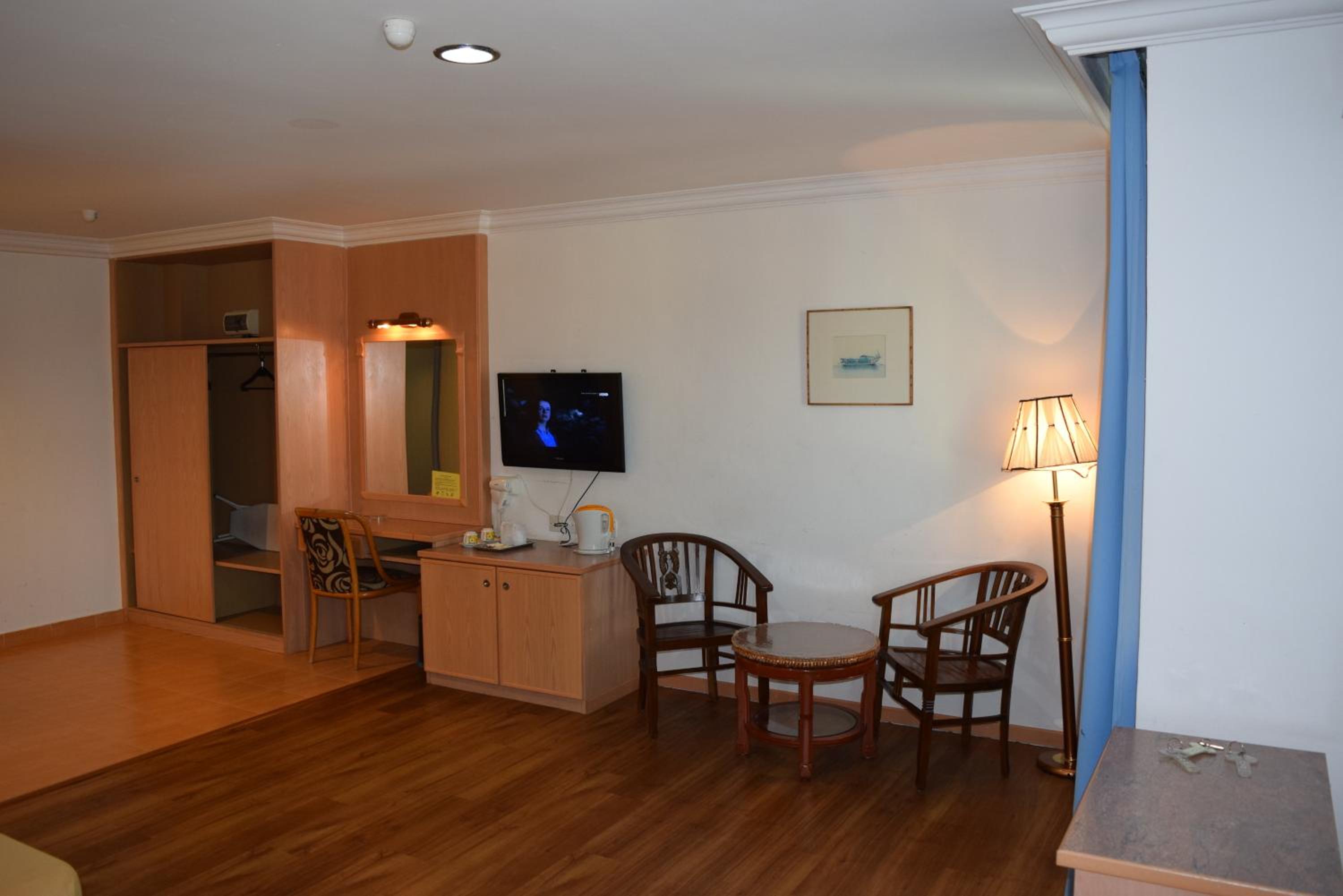 Superior Family Room photo 2