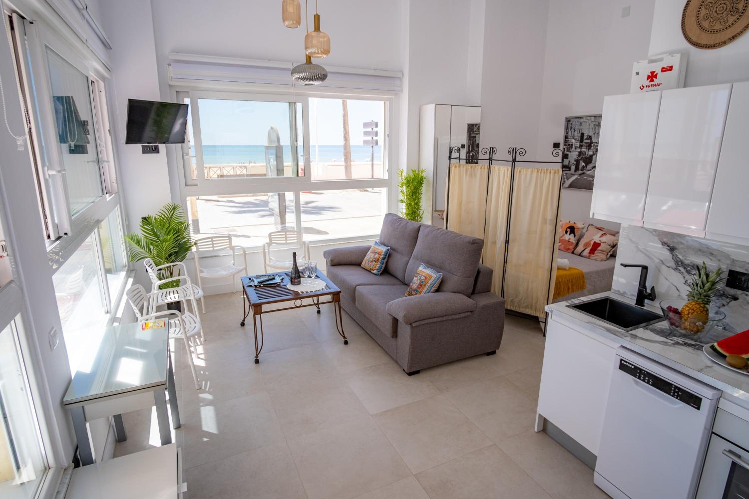 Estudio con vista al mar