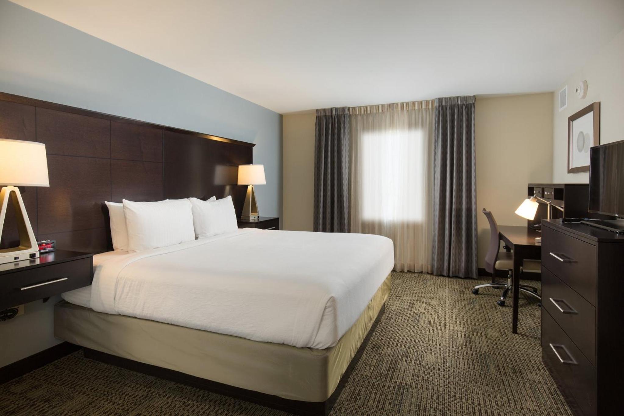 Two-Bedroom Suite with One King and Two Queen Beds - Hearing Accessible Tub photo 3