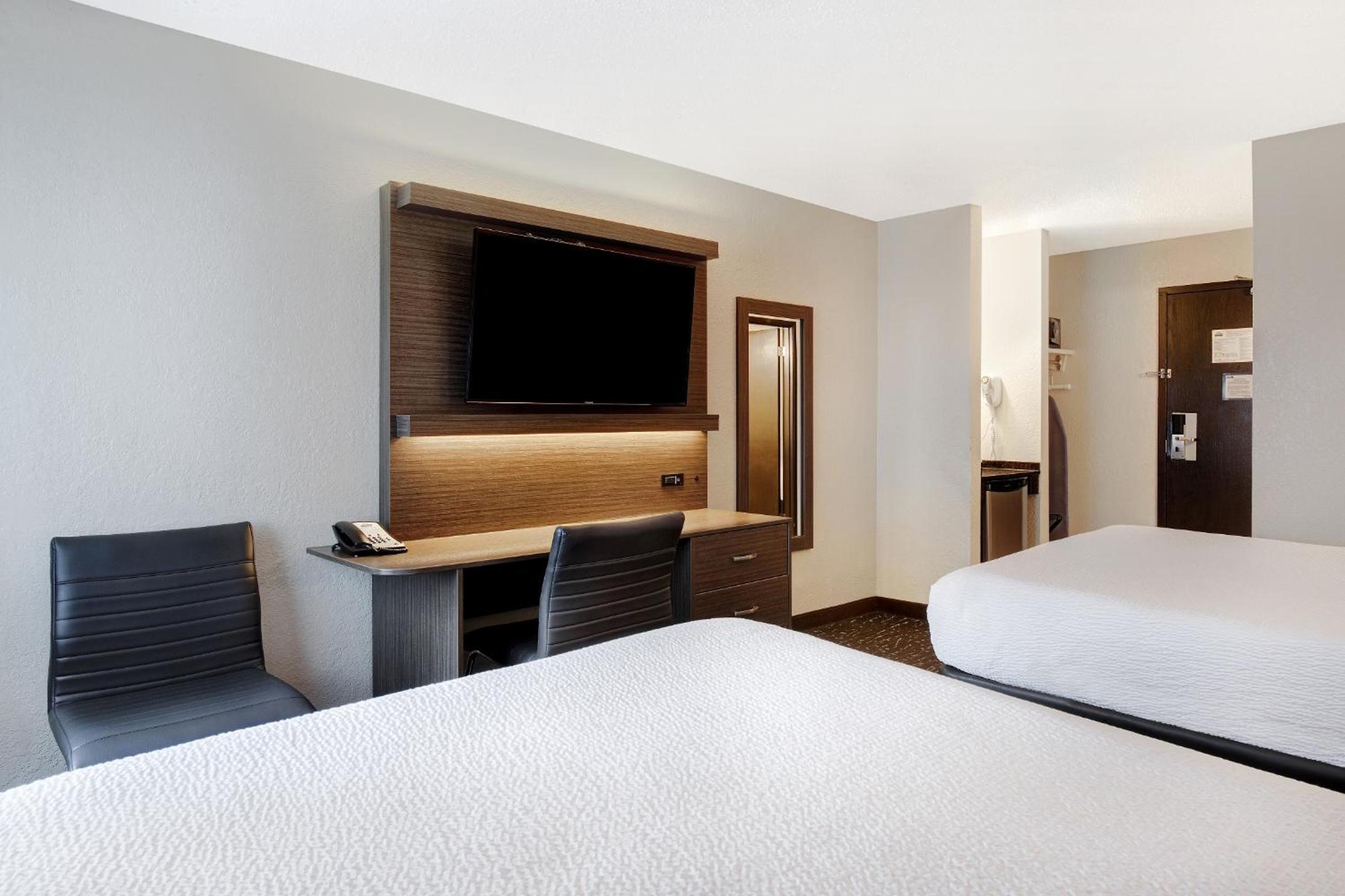 Queen Room with Two Queen Beds - Non-Smoking photo 3