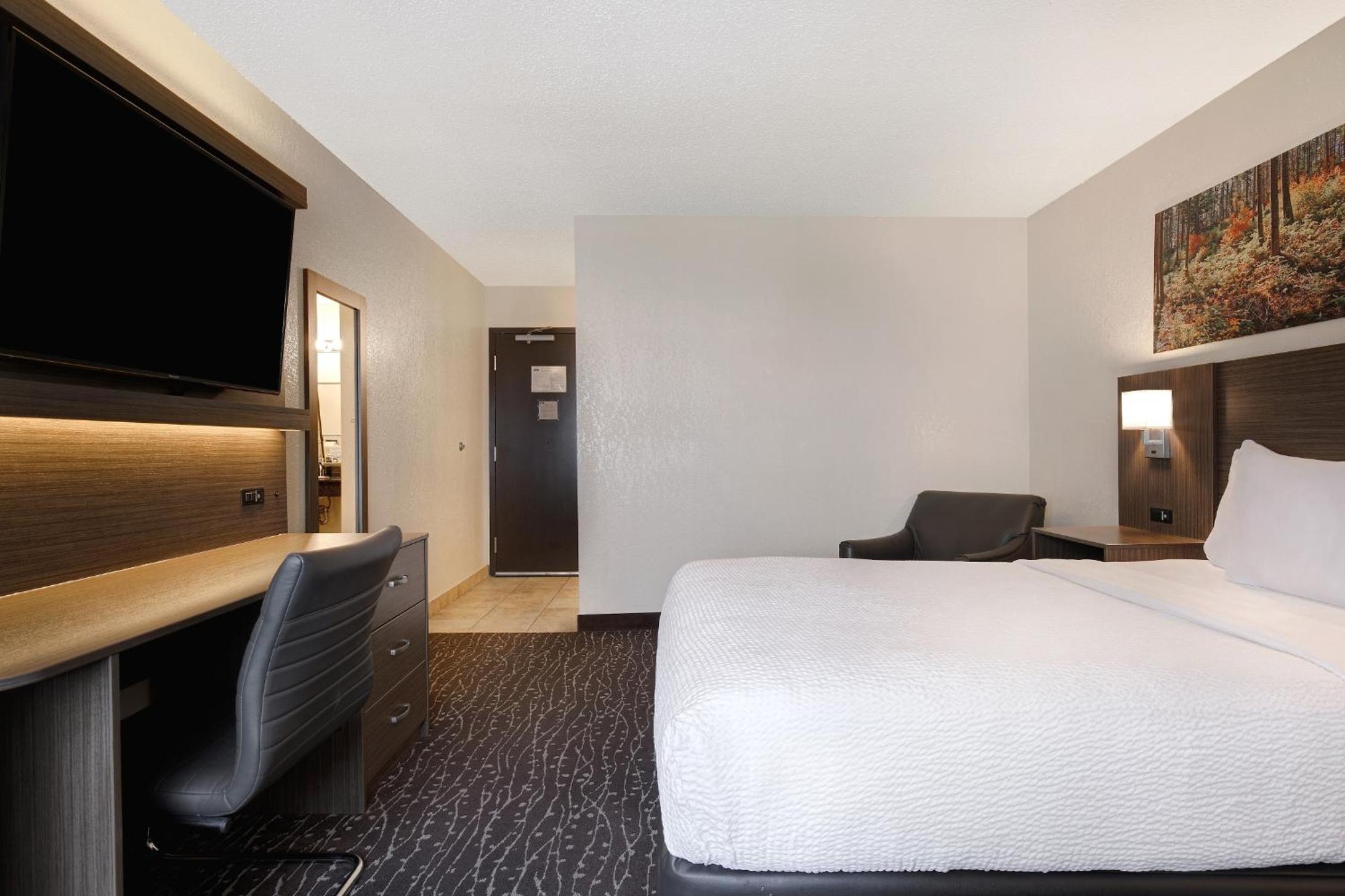 Queen Room with Mobility Access and Bathtub with Grab Bars, Non-Smoking photo 2