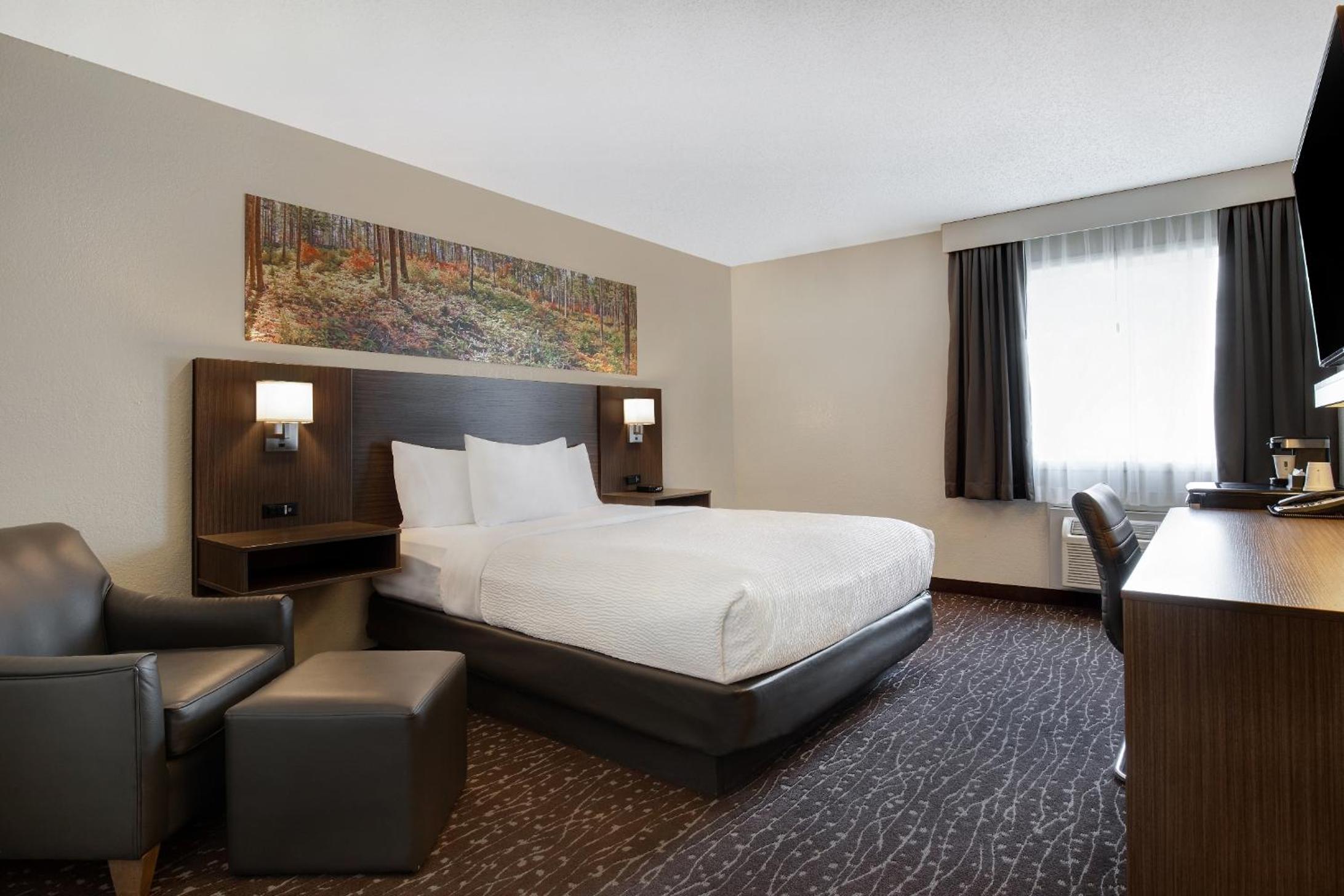 Queen Room with Mobility Access and Bathtub with Grab Bars, Non-Smoking photo 3