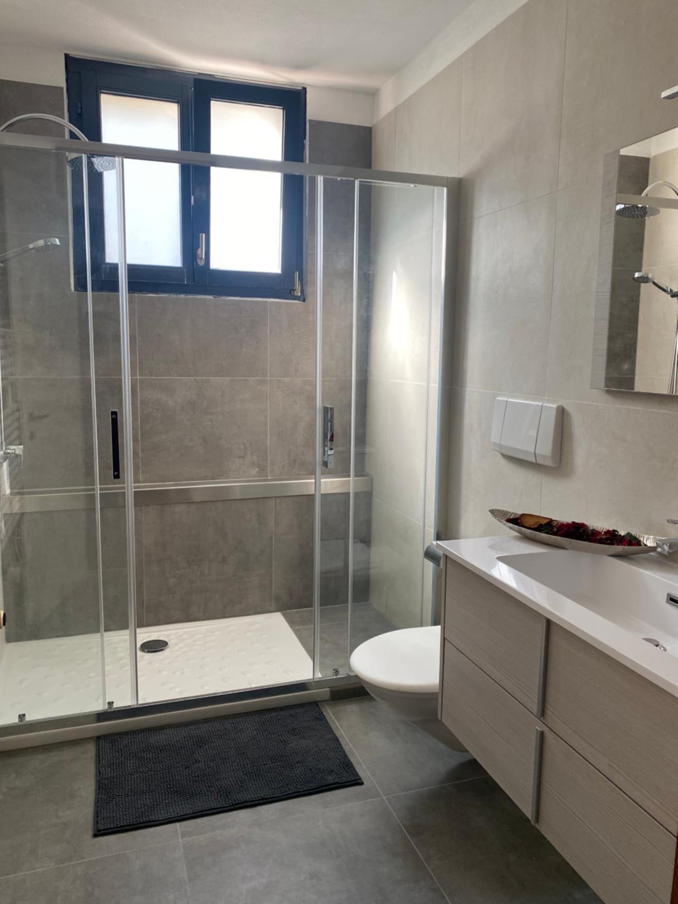 Economy Quadruple Room with Shared Bathroom photo 2