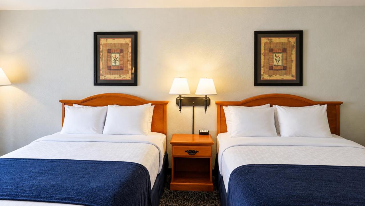 2 queen beds Nonsmoking Pikes Peak view room