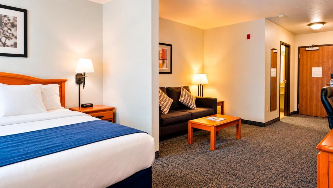 King suite Nonsmoking with Pikes Peak view