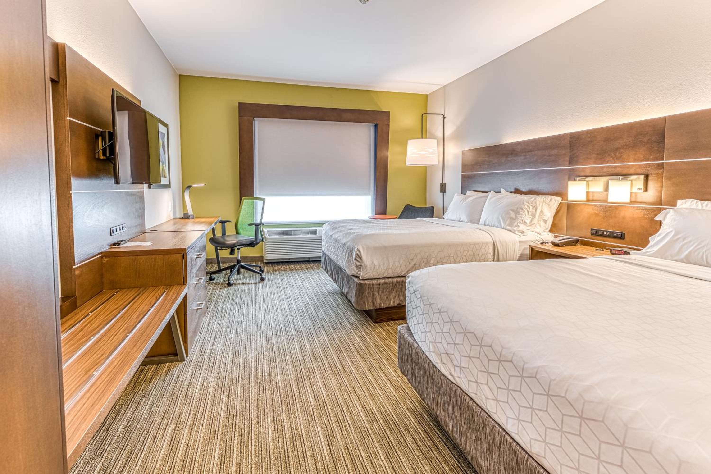 Standard Room with Two Queen Beds photo 1