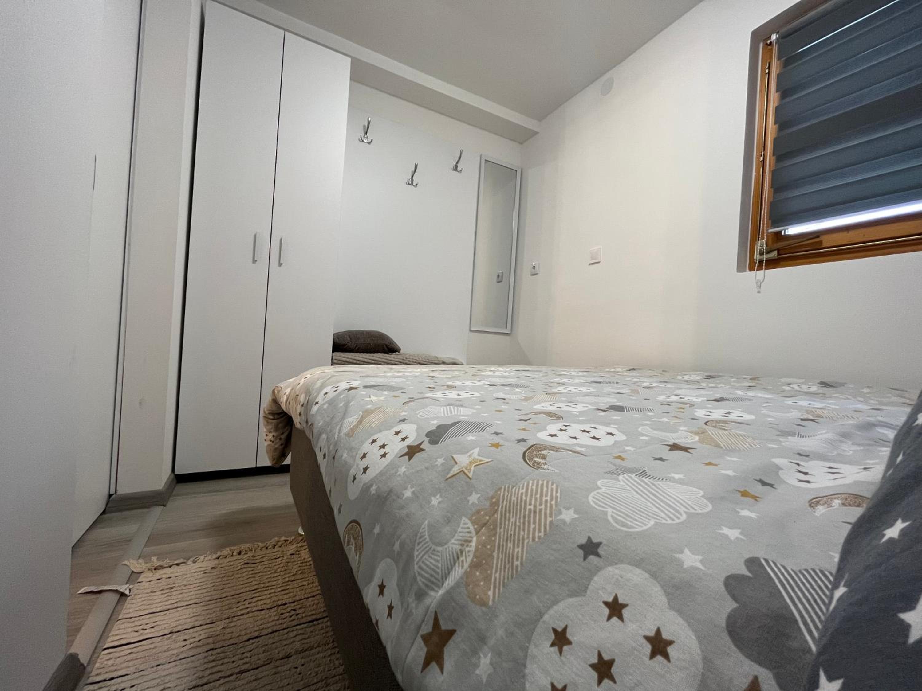One-Bedroom Apartment photo 1