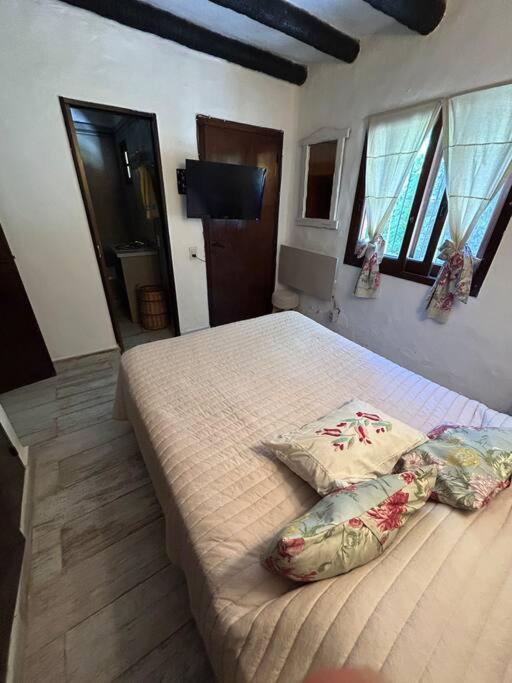 Five-Bedroom House photo 2