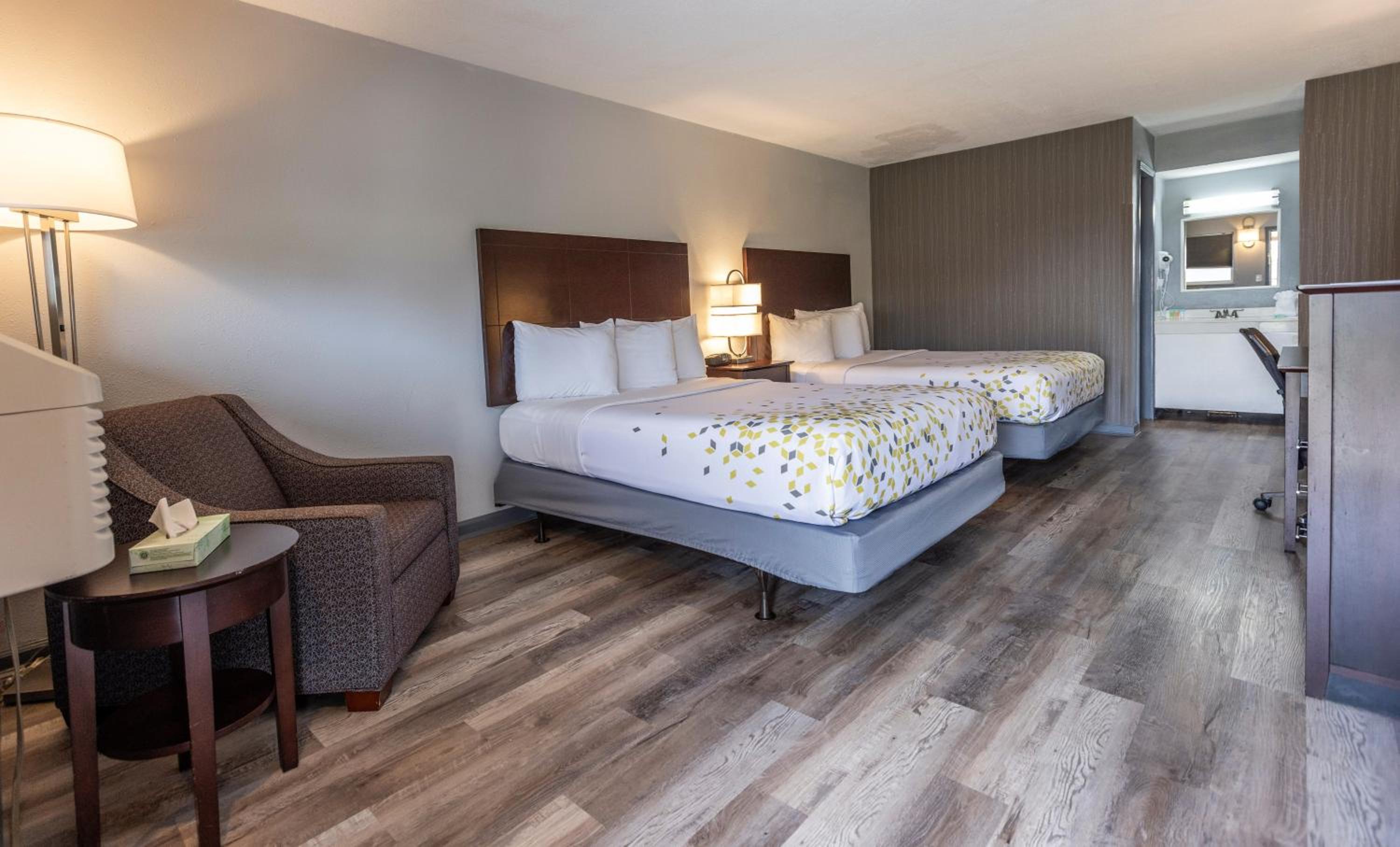 Queen Room with Two Queen Beds - Photo 17