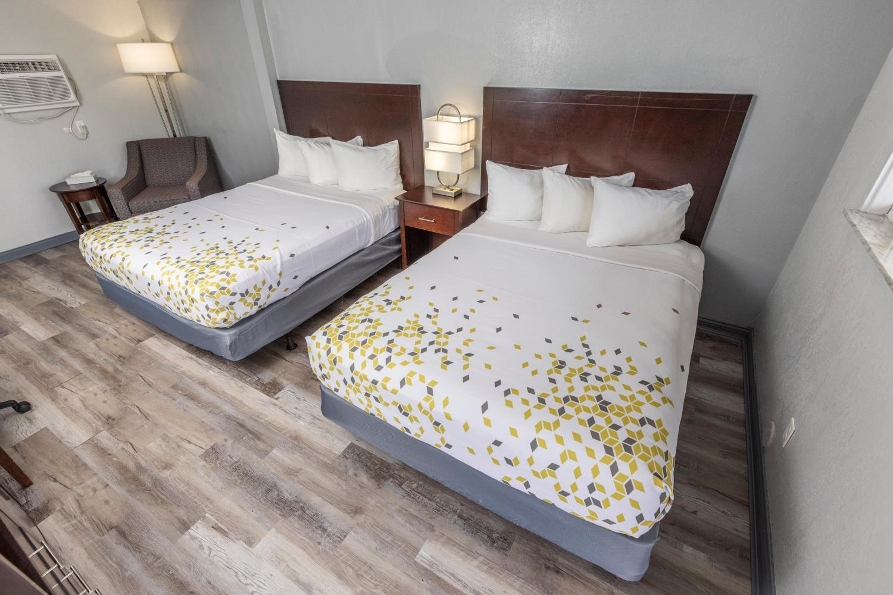 Queen Room with Two Queen Beds - Photo 14