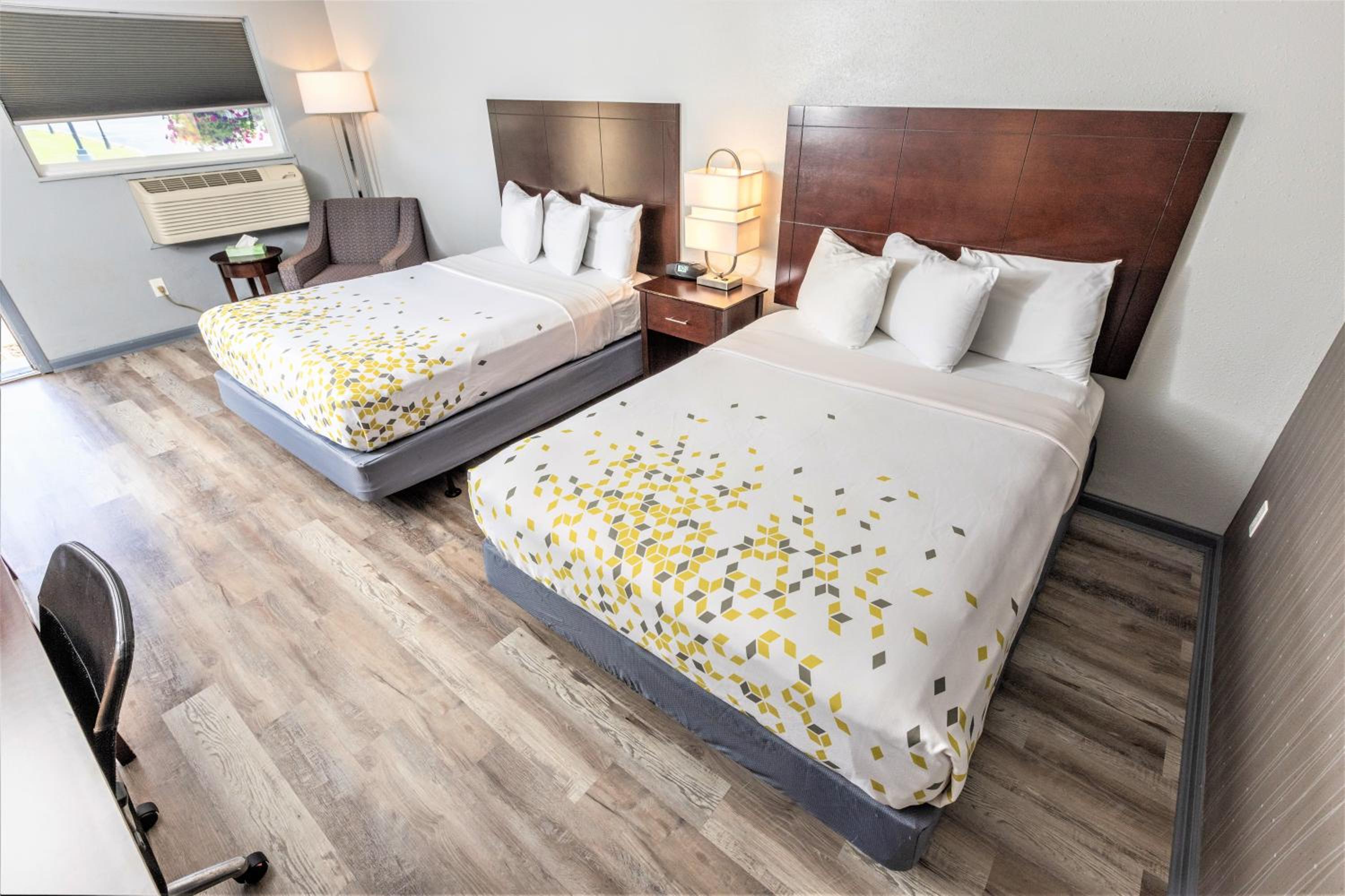 Queen Room with Two Queen Beds - Photo 22