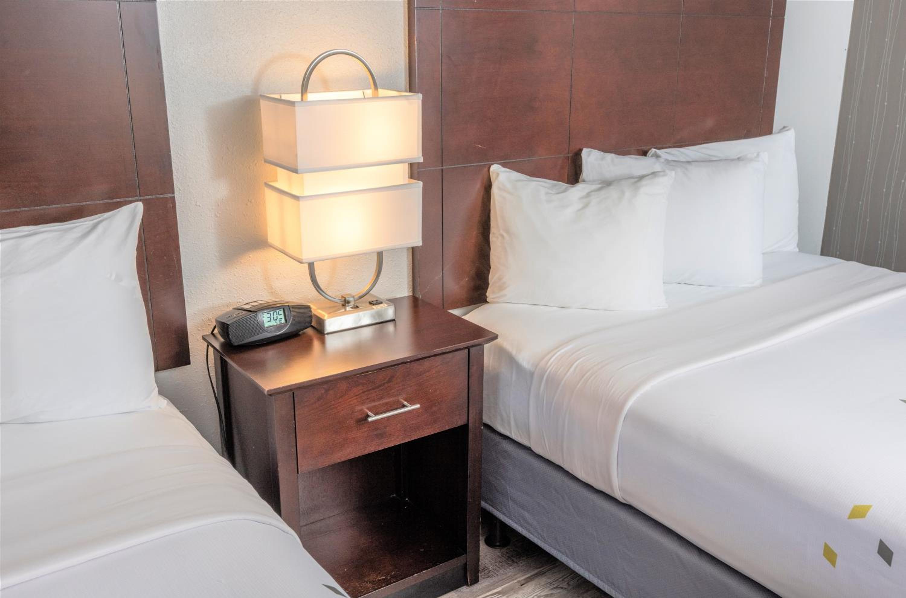 Queen Room with Two Queen Beds - Photo 21