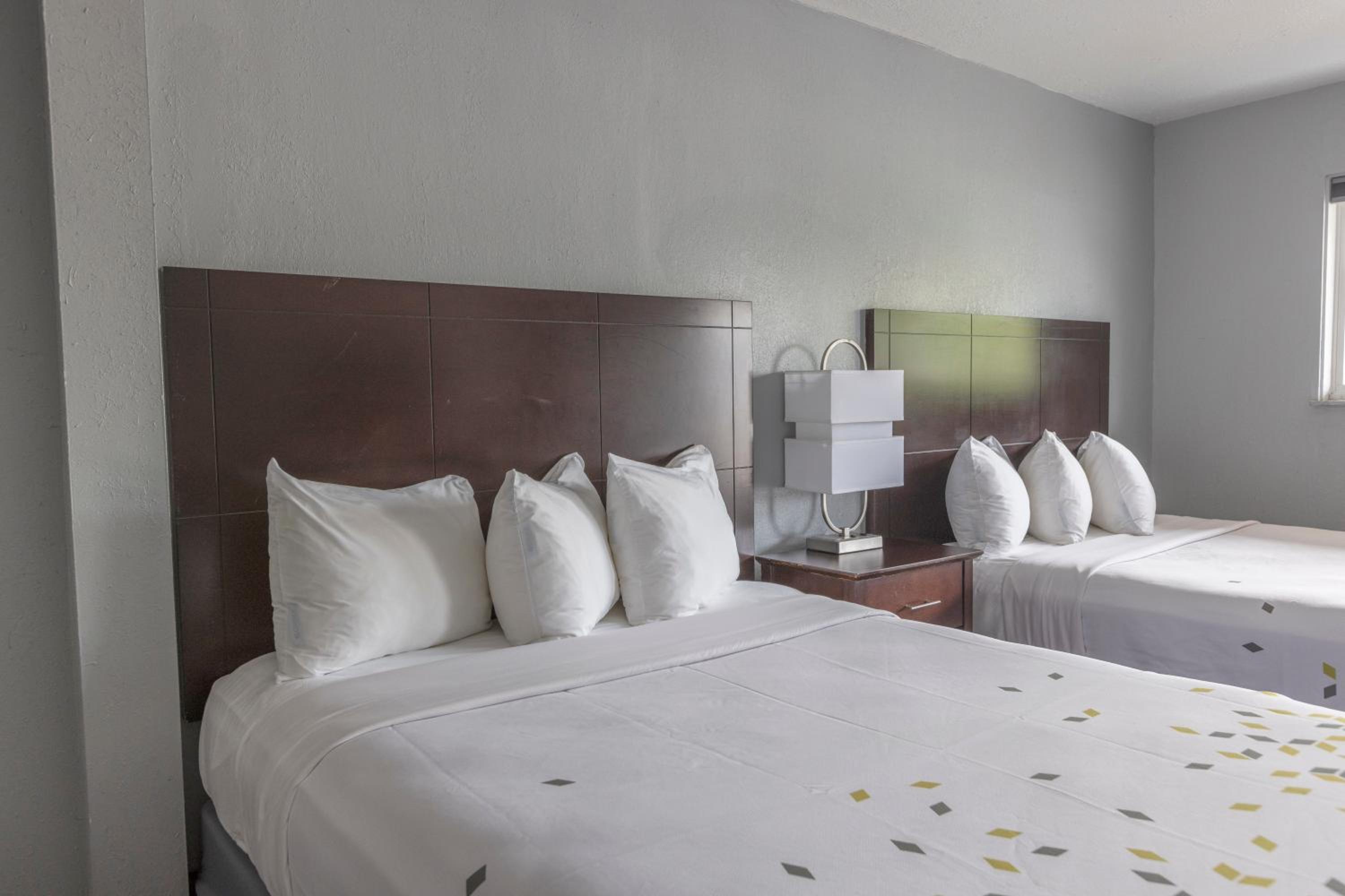 Queen Room with Two Queen Beds - Photo 25