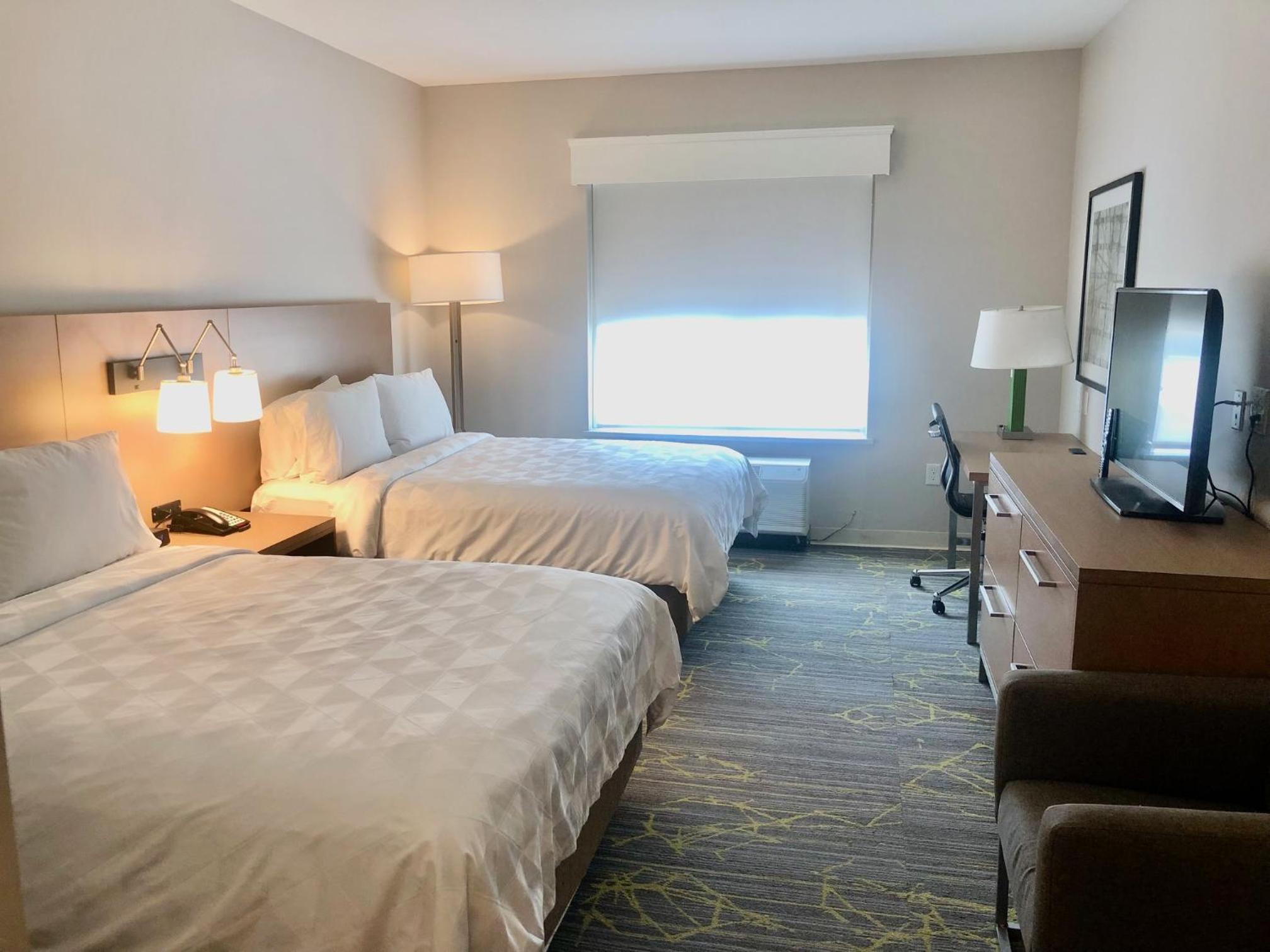 Standard Room with Two Queen Beds - Photo 8
