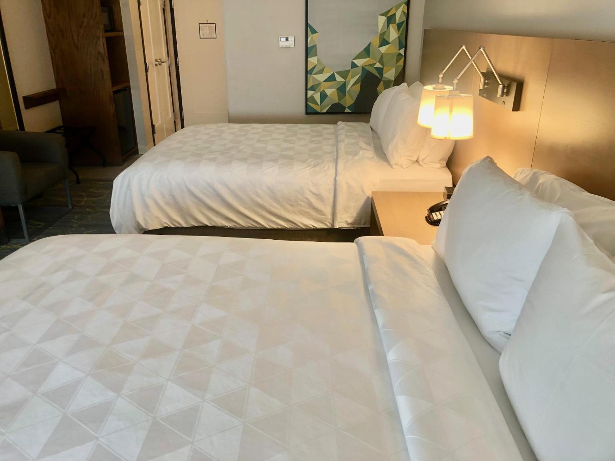 Standard Room with Two Queen Beds - Photo 2