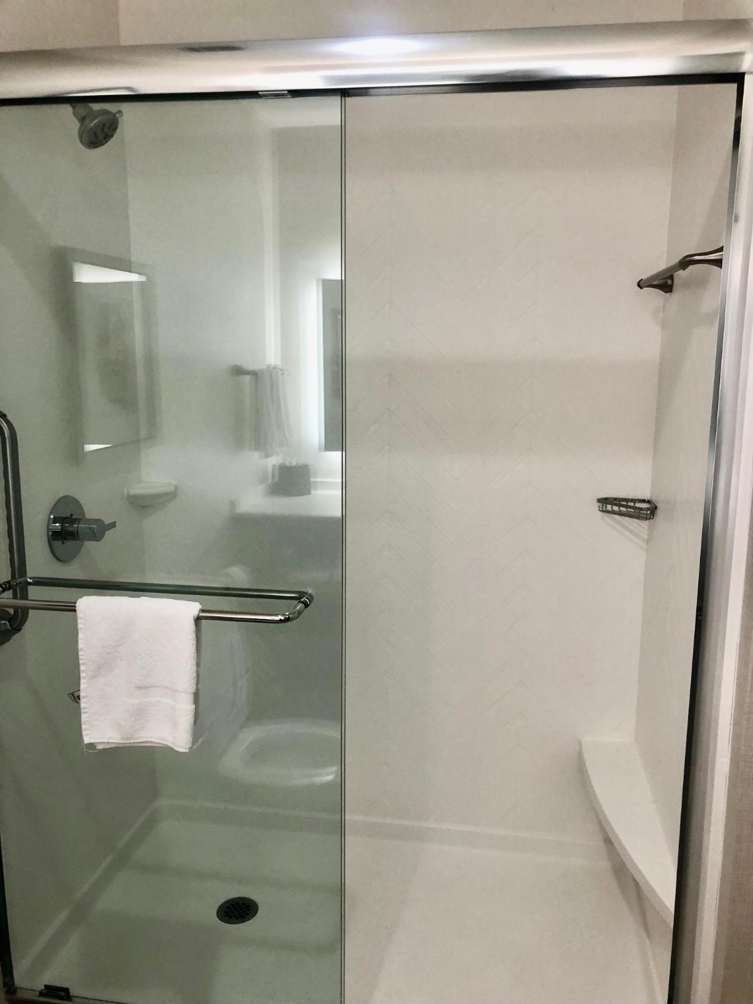 Standard King Room with Walk-In Shower - Photo 2