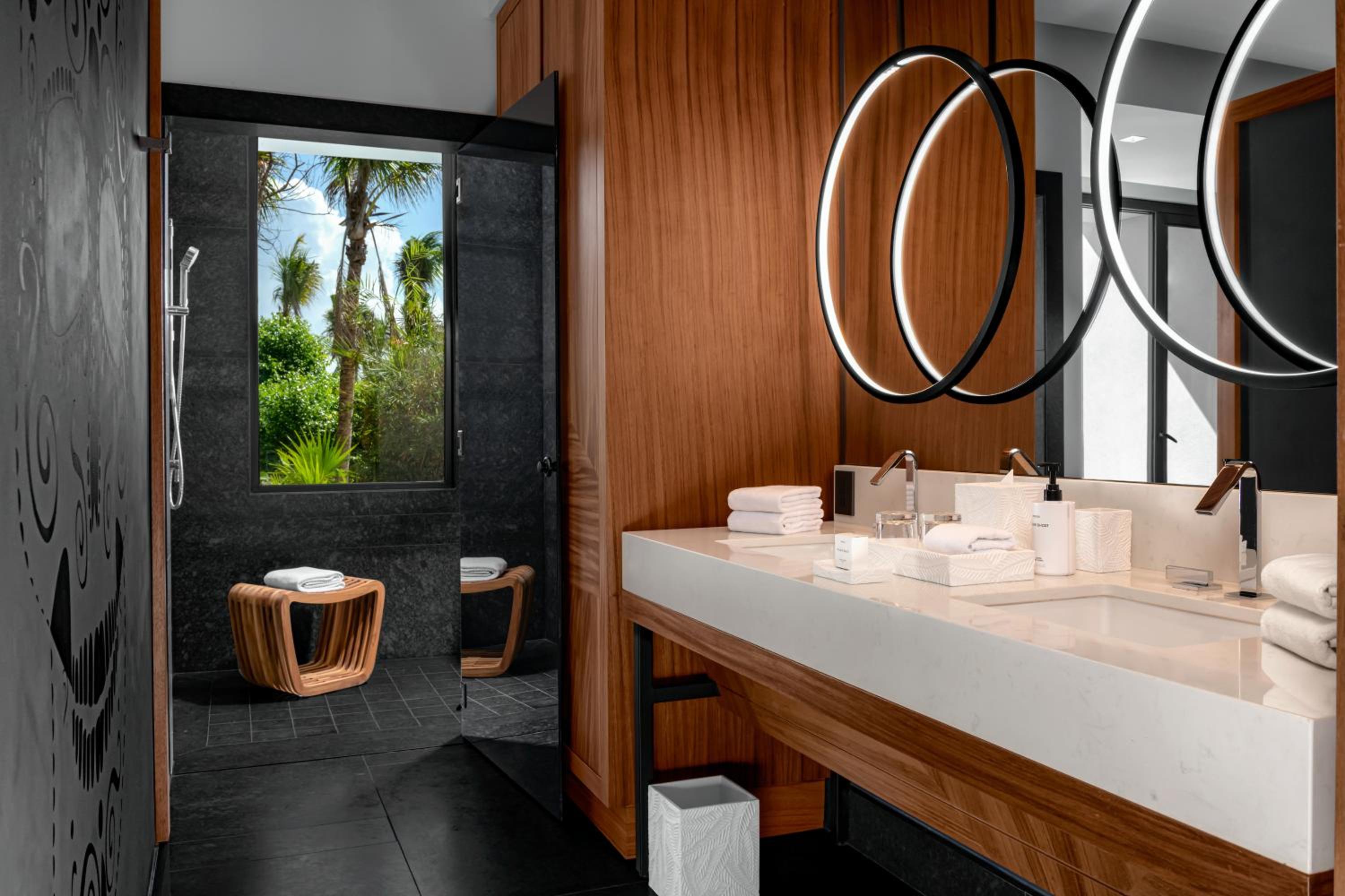 King Room with Tropical View - Photo 5
