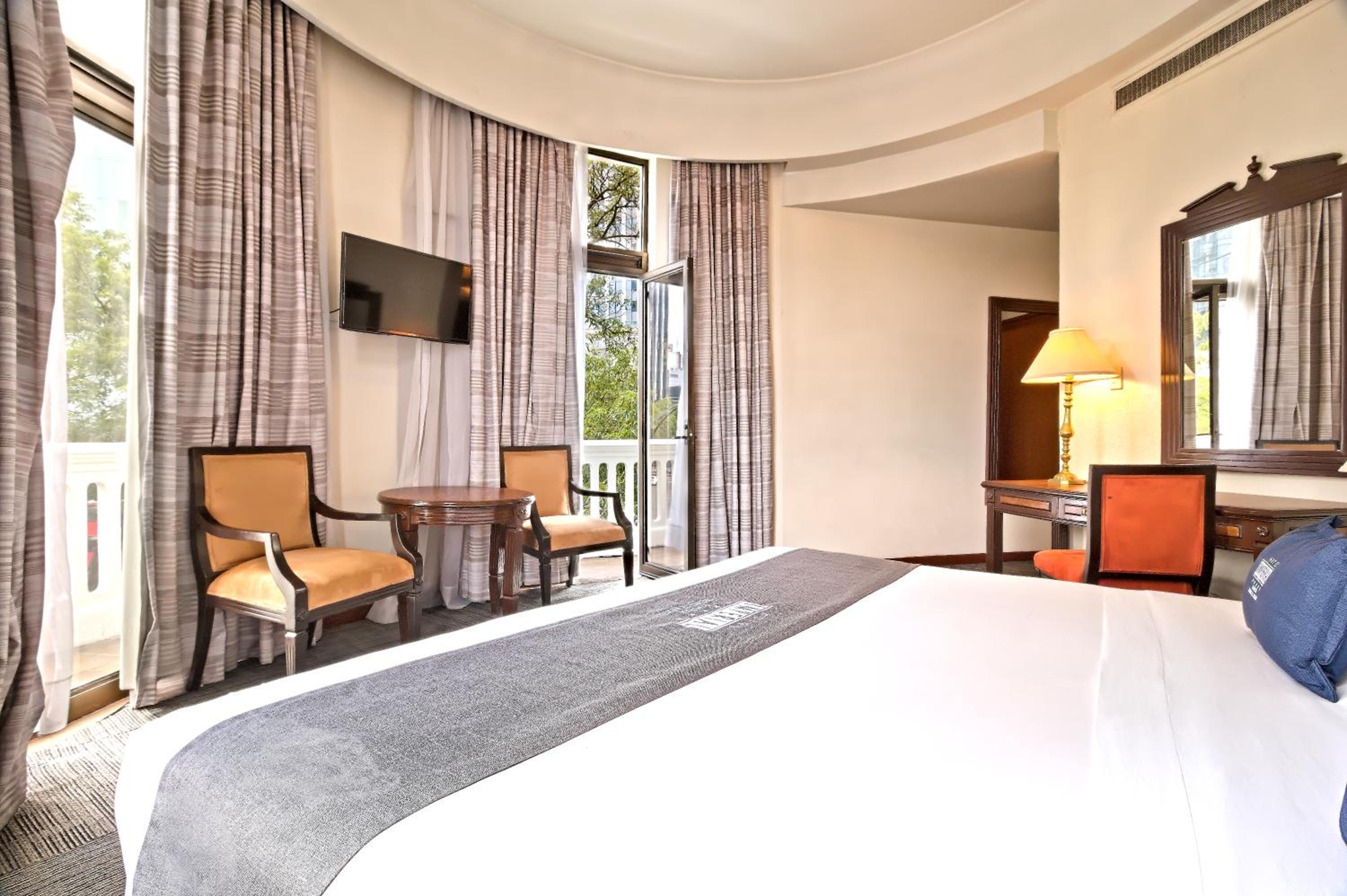 Superior Suite - Photo 14