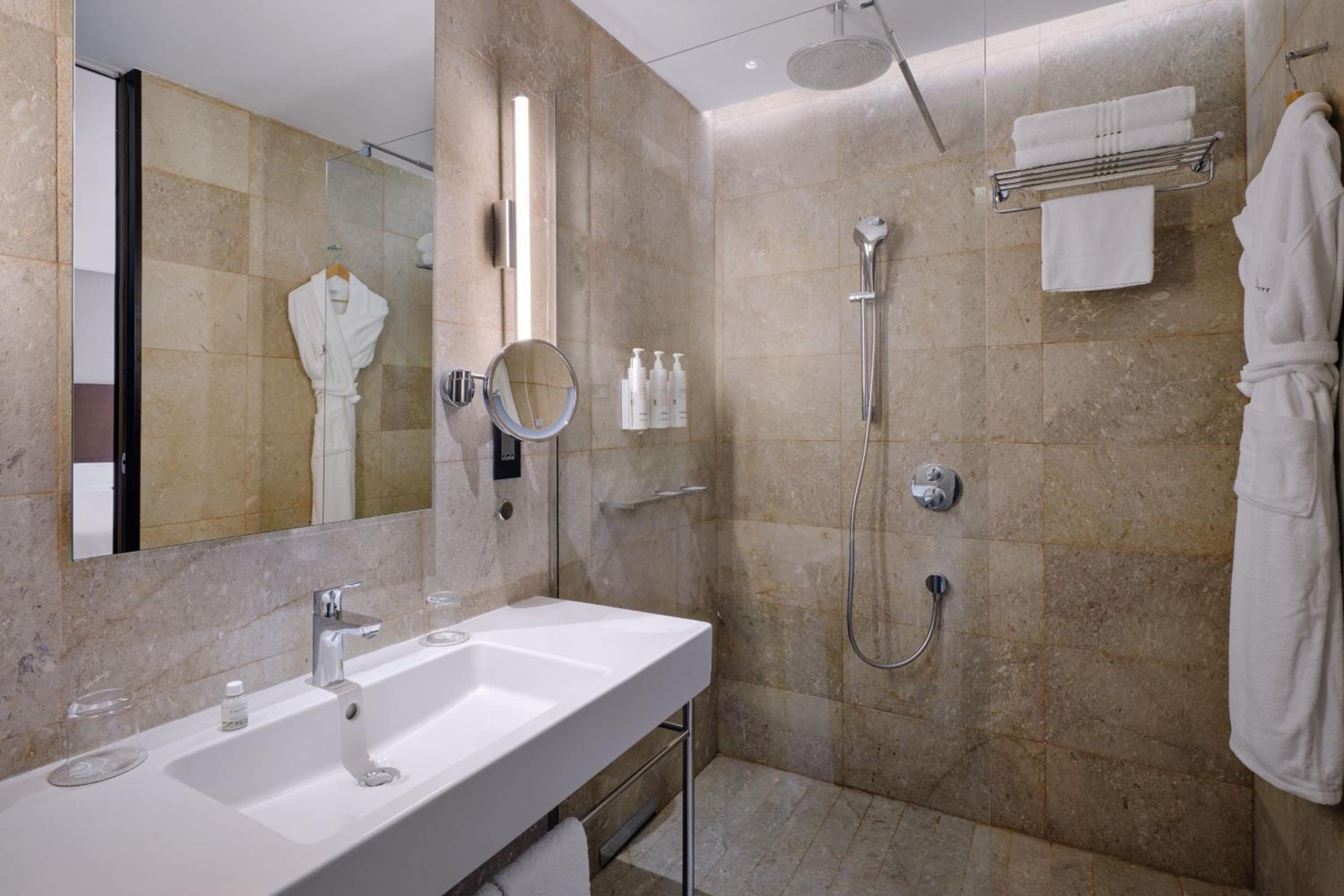 Deluxe King Room - Photo 4