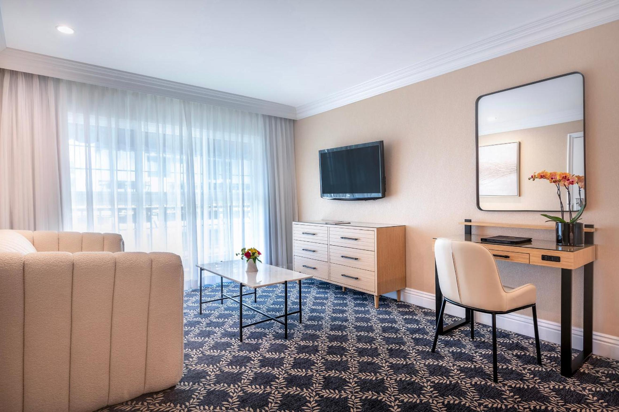 Queen Junior Suite