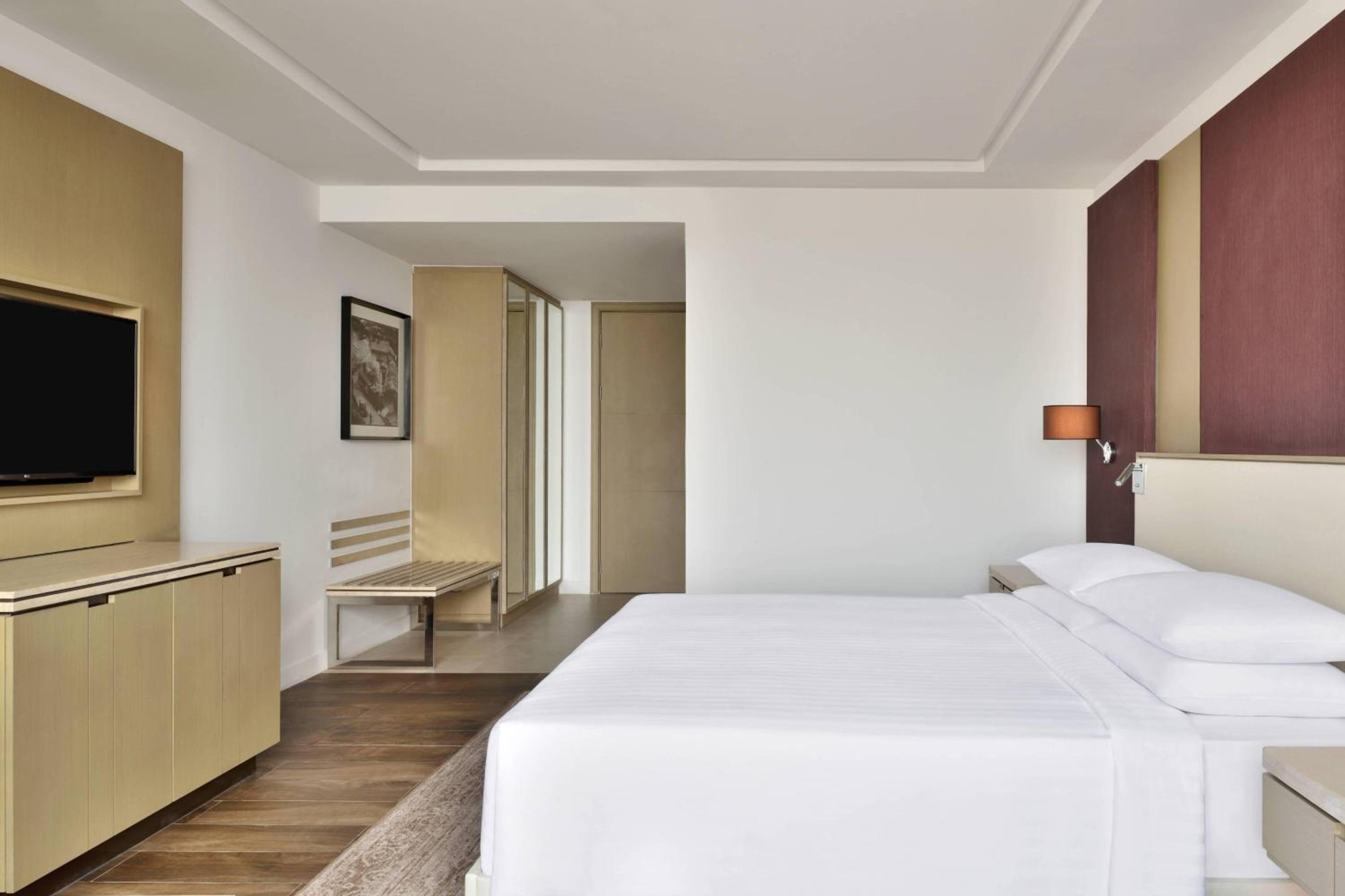 Executive Guest Room, 1 King, High floor photo 2