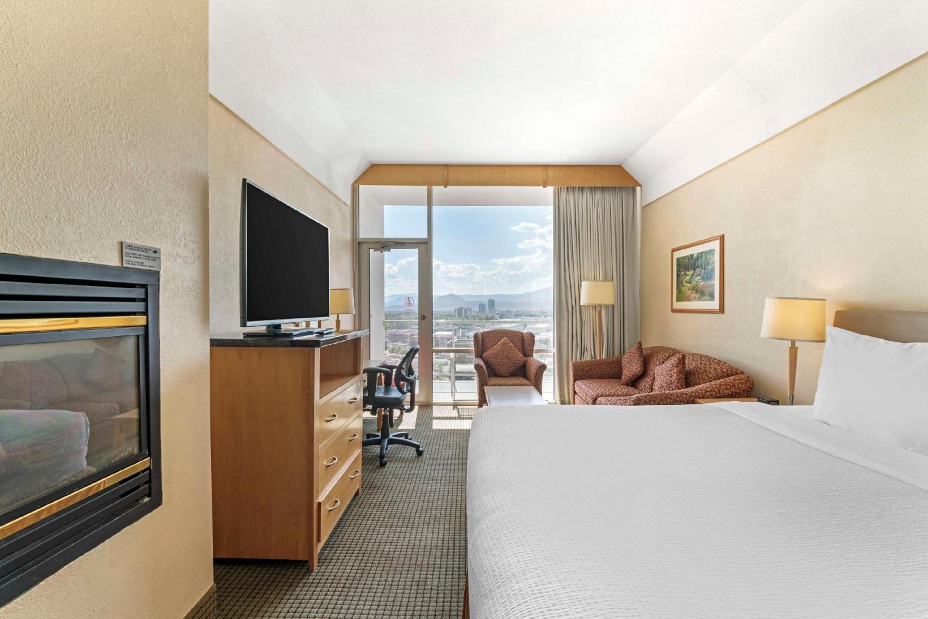King Room with Balcony - Non-Smoking - Photo 3