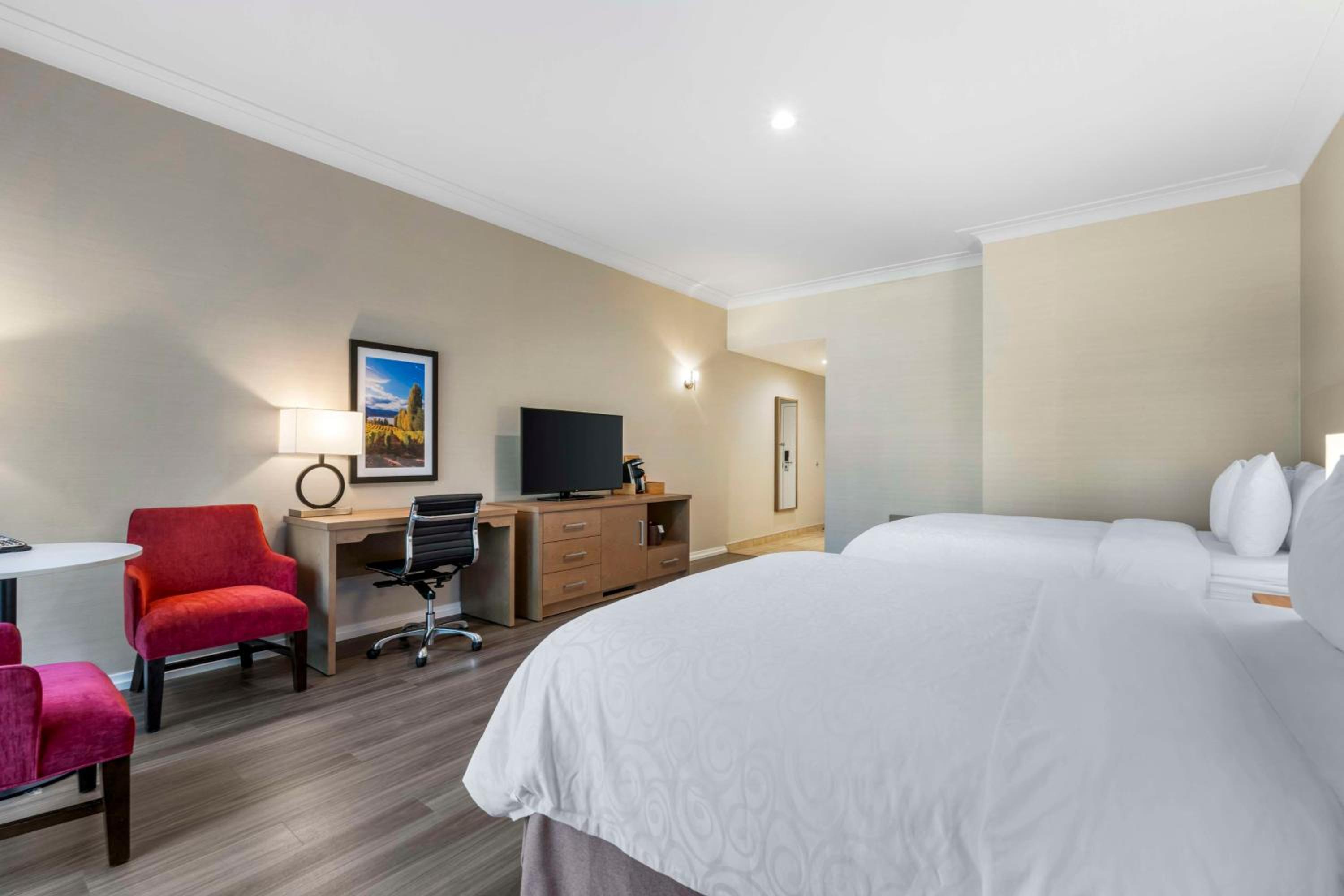 Queen Room with Two Queen Beds - Non-Smoking - Photo 9