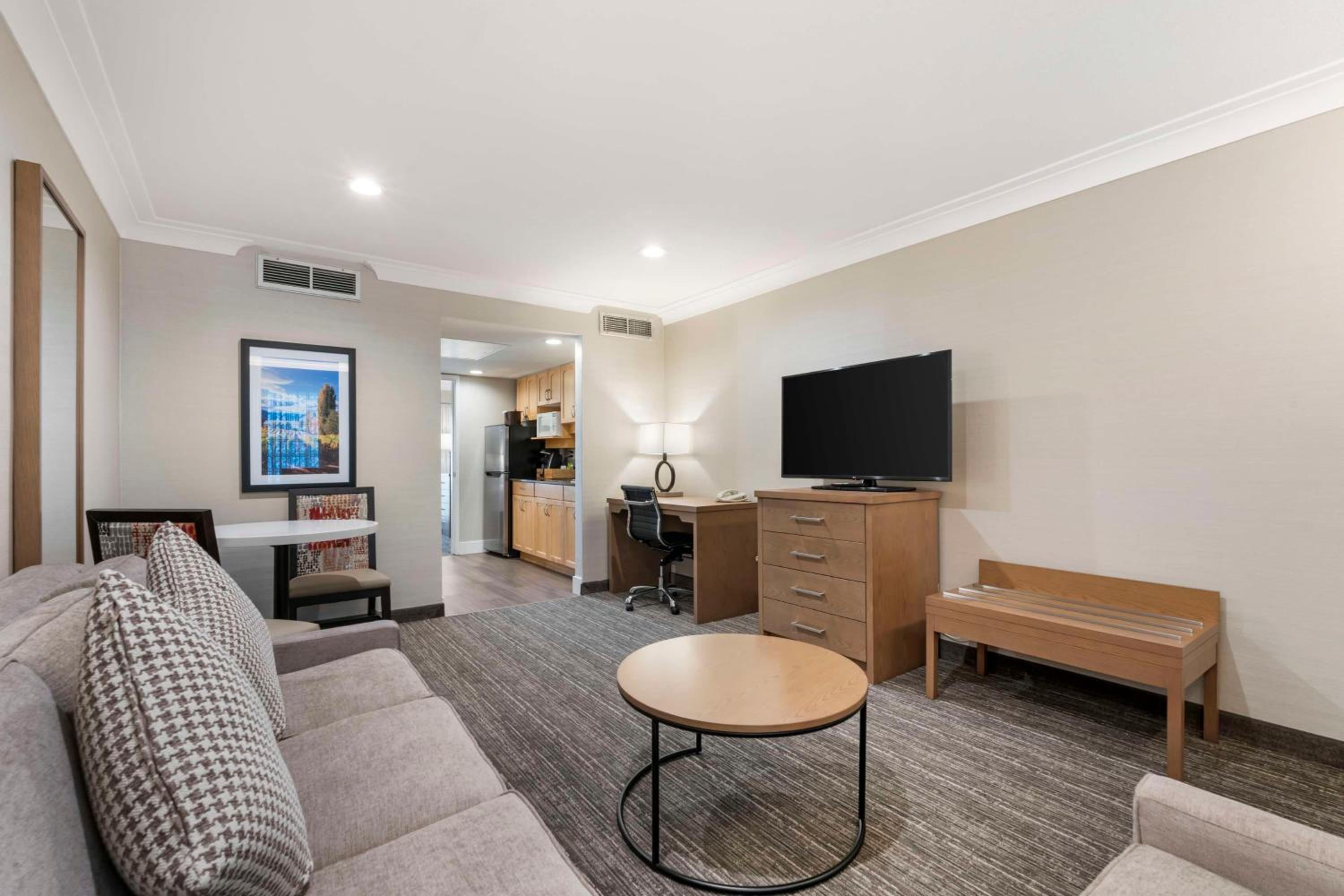 Queen Suite with Balcony - Non-Smoking - Photo 6