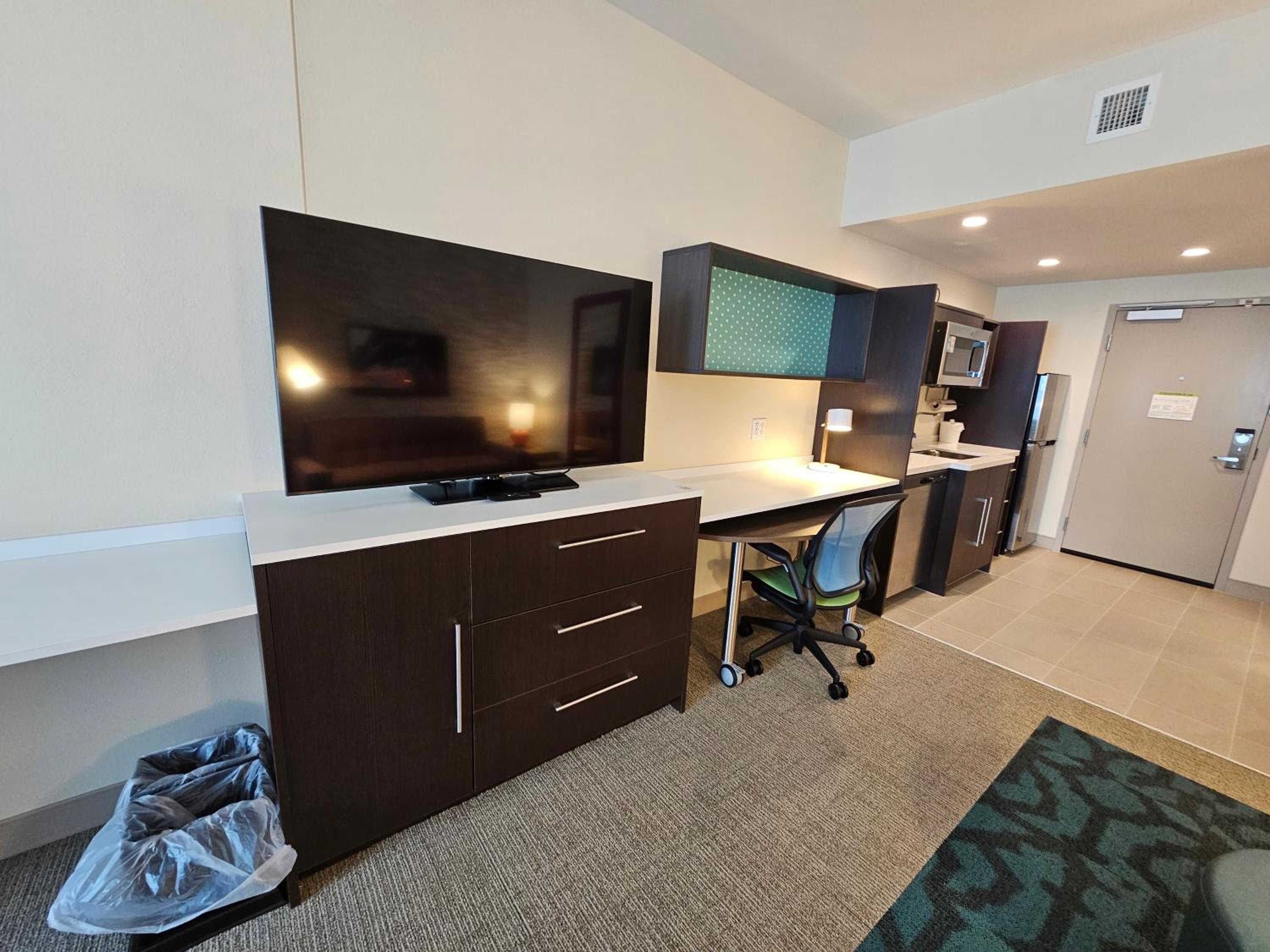 Studio Suite with Two Queen Bes and Bath Tub - Mobility Accessible - Photo 2
