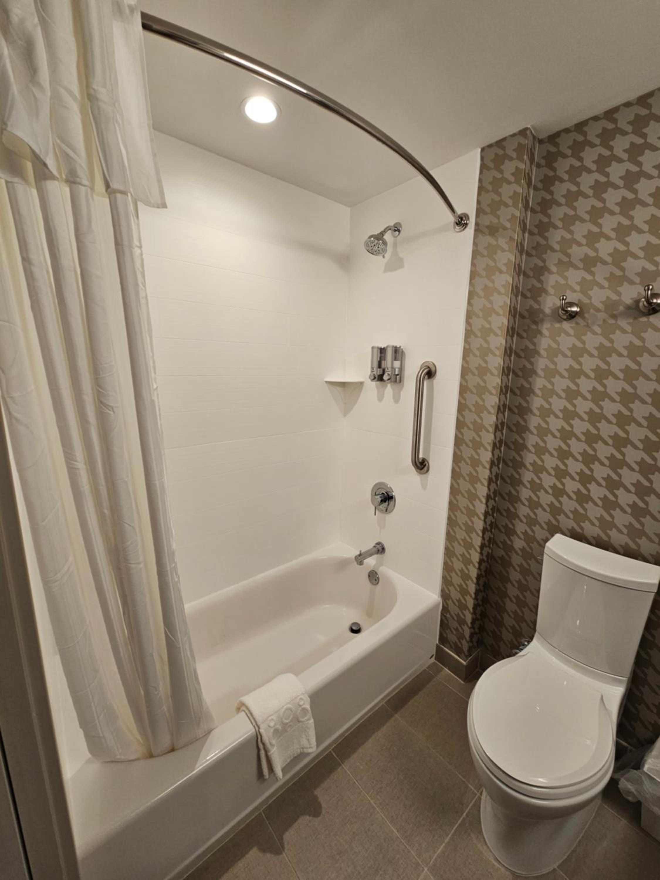 Studio Suite with Two Queen Beds - Photo 3