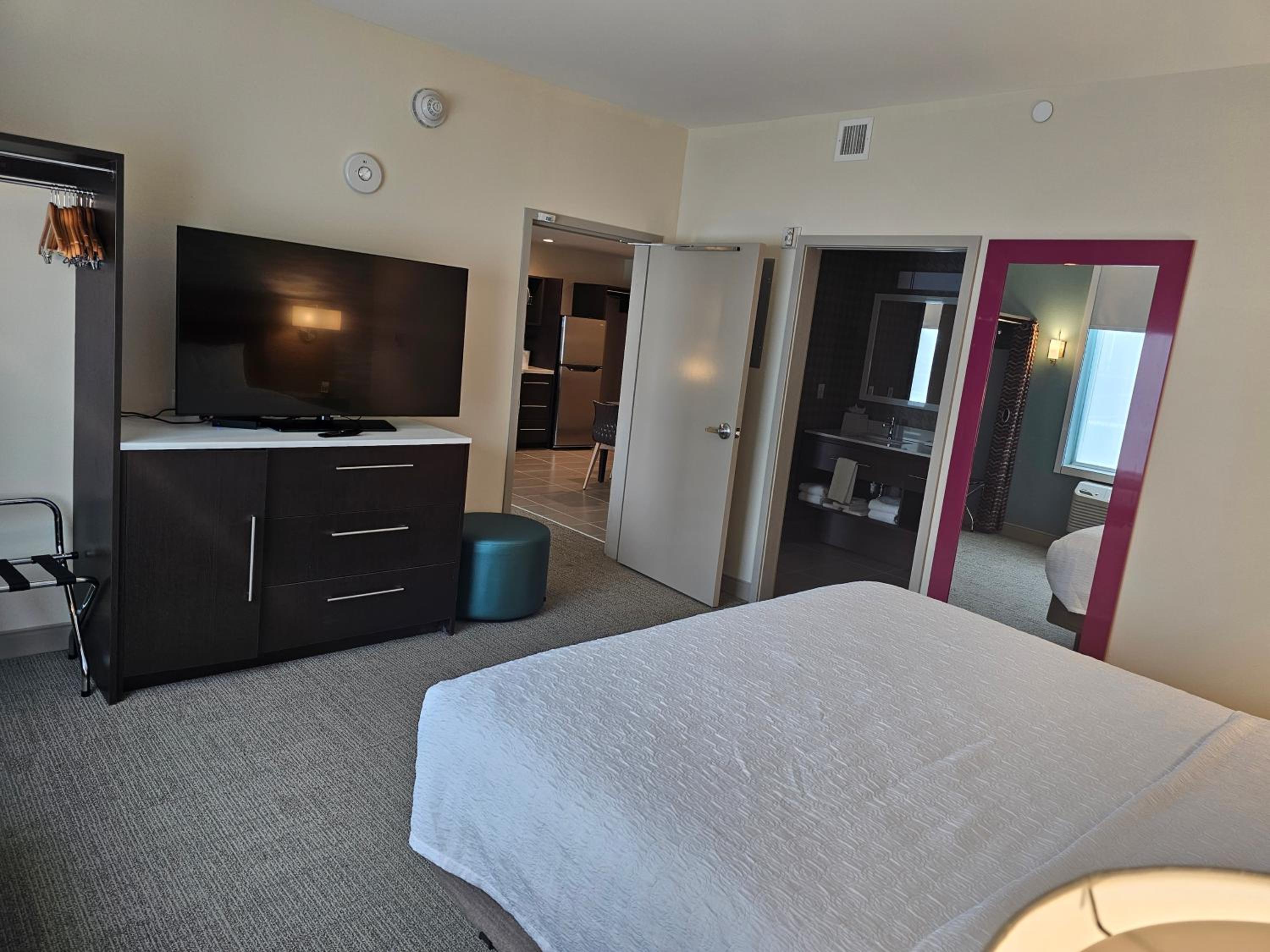 One-Bedroom King Suite - Photo 6