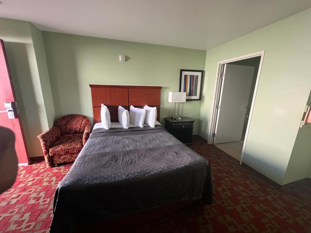 Queen Room - Disability Access photo 1