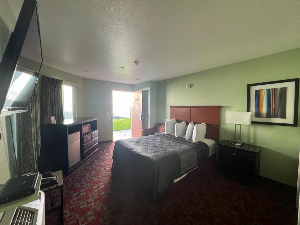 Queen Room - Disability Access photo 2