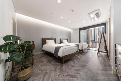 Standard Twin Room City View with Rooftop Swimming Pool Access For 2 - Photo 1