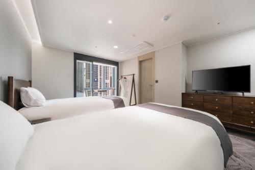 Standard Twin Room City View with Rooftop Swimming Pool Access For 2 - Photo 2