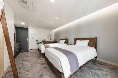 Standard Twin Room City View with Rooftop Swimming Pool Access For 2 - Photo 3