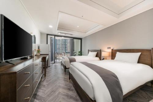 Superior Twin Room Half Ocean View with Rooftop Swimming Pool Access For 2 - Photo 2