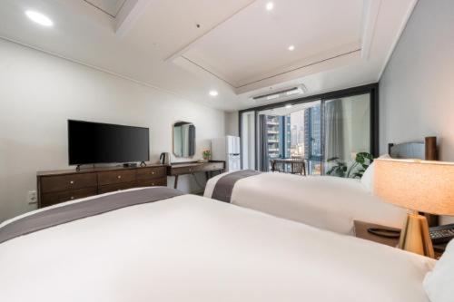Superior Twin Room Half Ocean View with Rooftop Swimming Pool Access For 2 - Photo 1