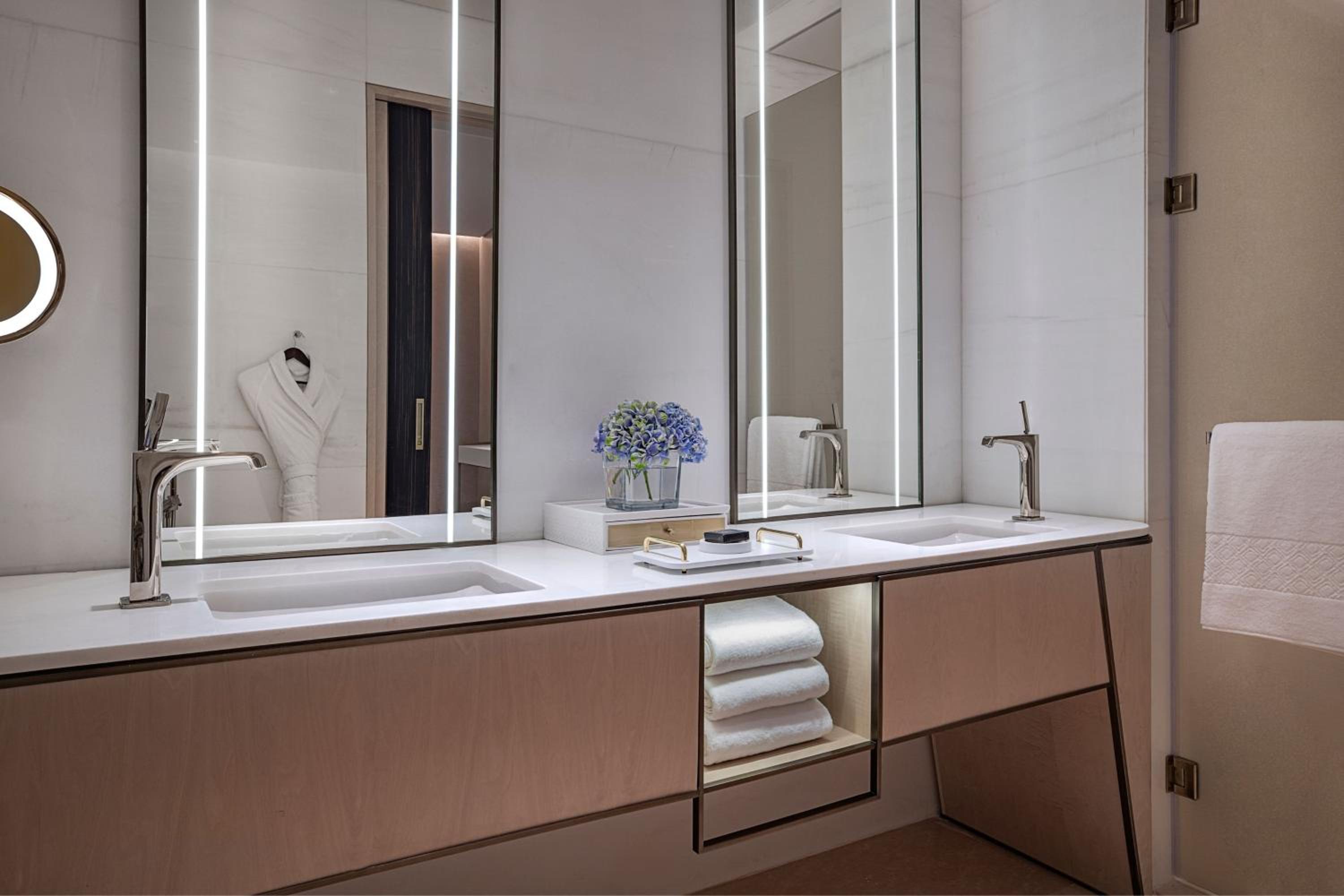 John Jacob Astor Executive King Suite
