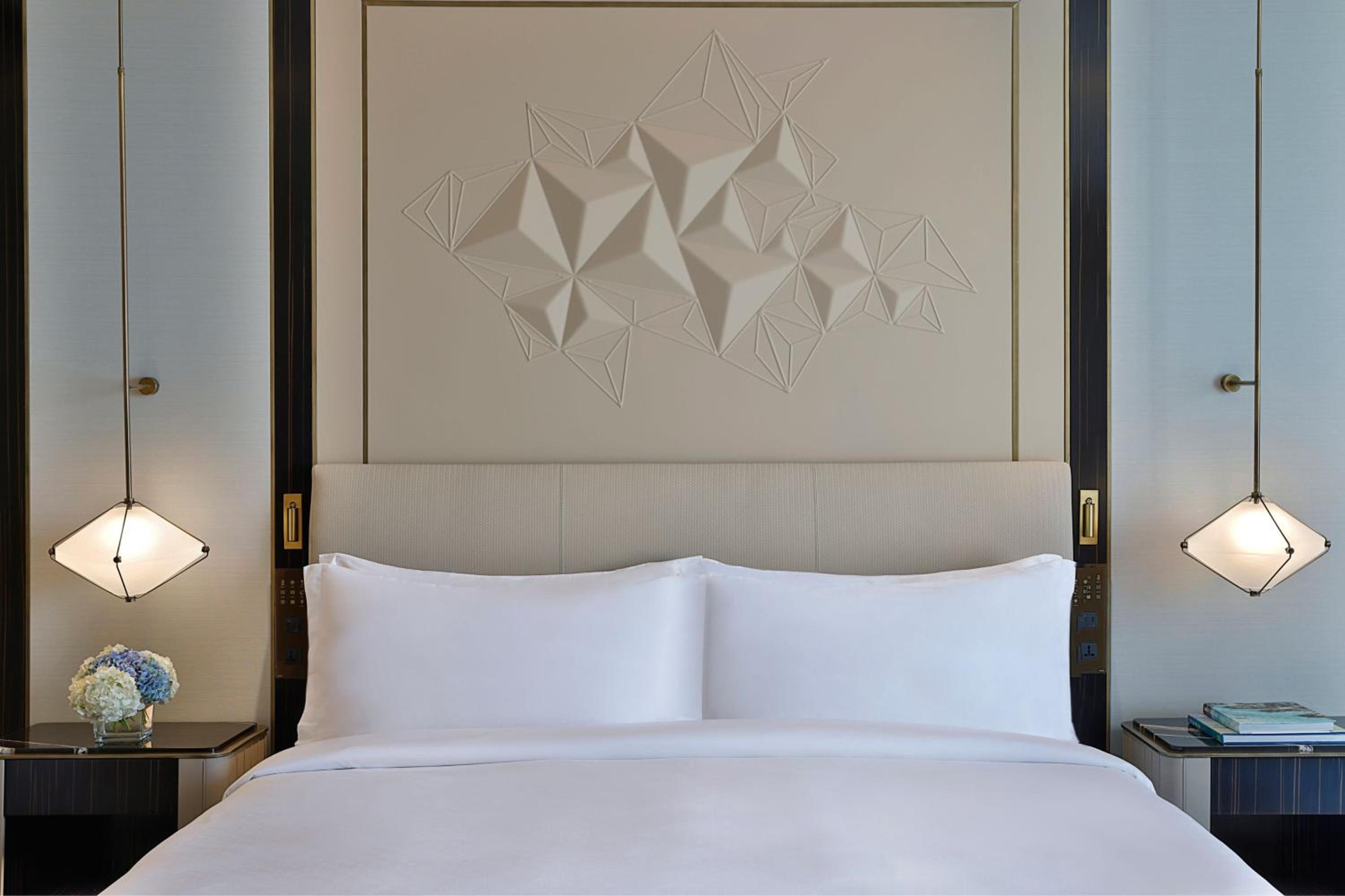 Deluxe King Room with One King Bed (Non Smoking) thumbnail 6