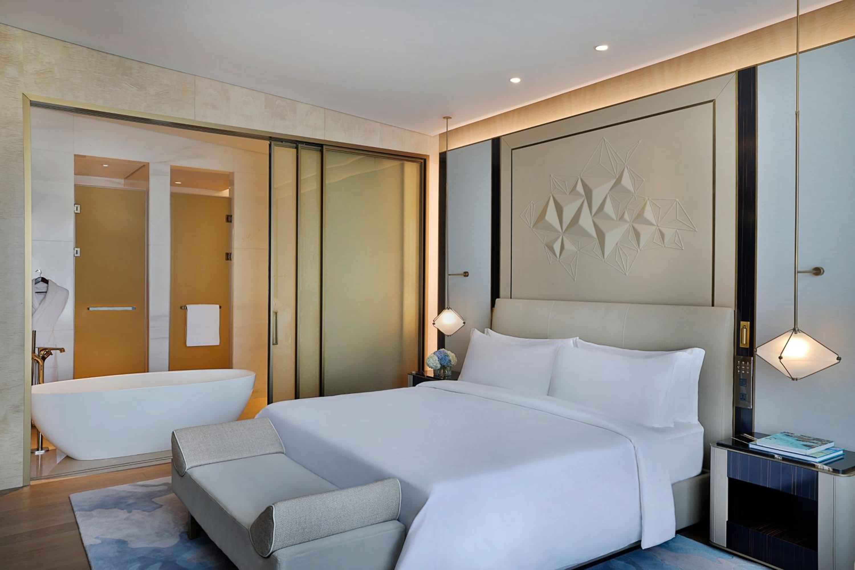 Deluxe King Room with One King Bed (Non Smoking) thumbnail 5
