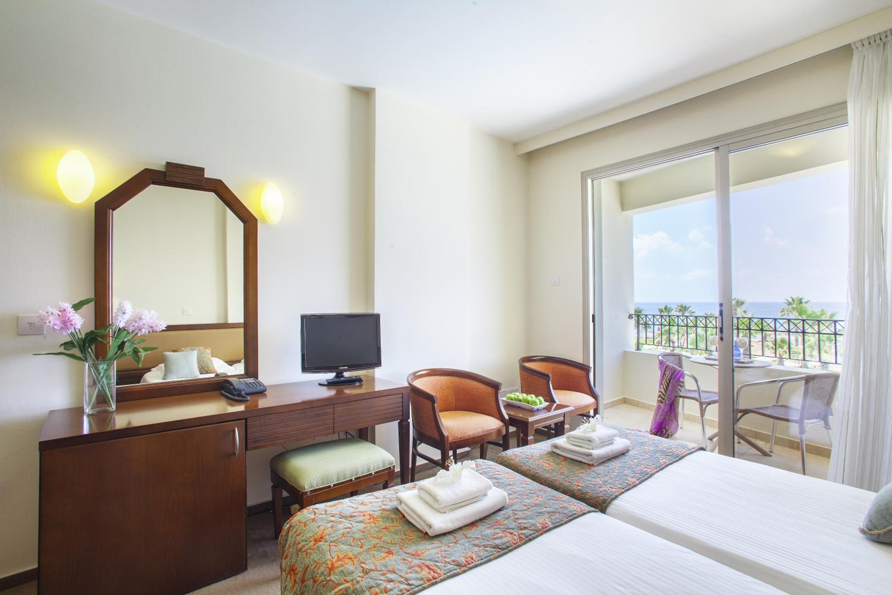 Standard Double or Twin Room with Sea View - Photo 3